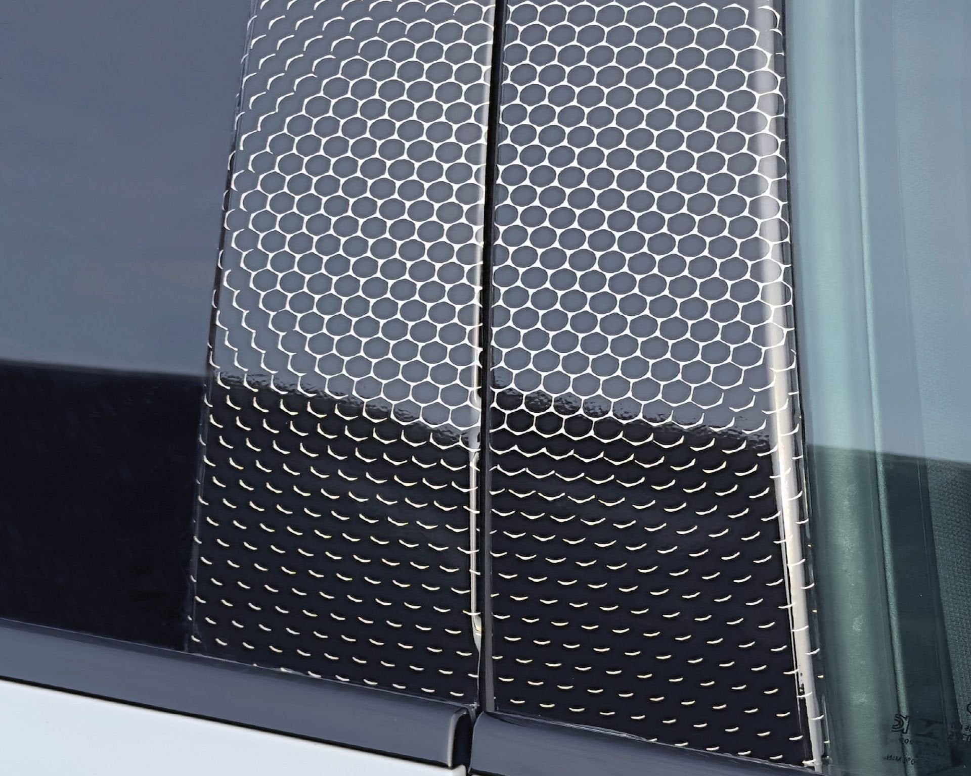 FOLIATEC Adhesivo De Diseéo Para Pilar B Negro/Blanco - Imagen 2 FOLIATEC APEXCORSE