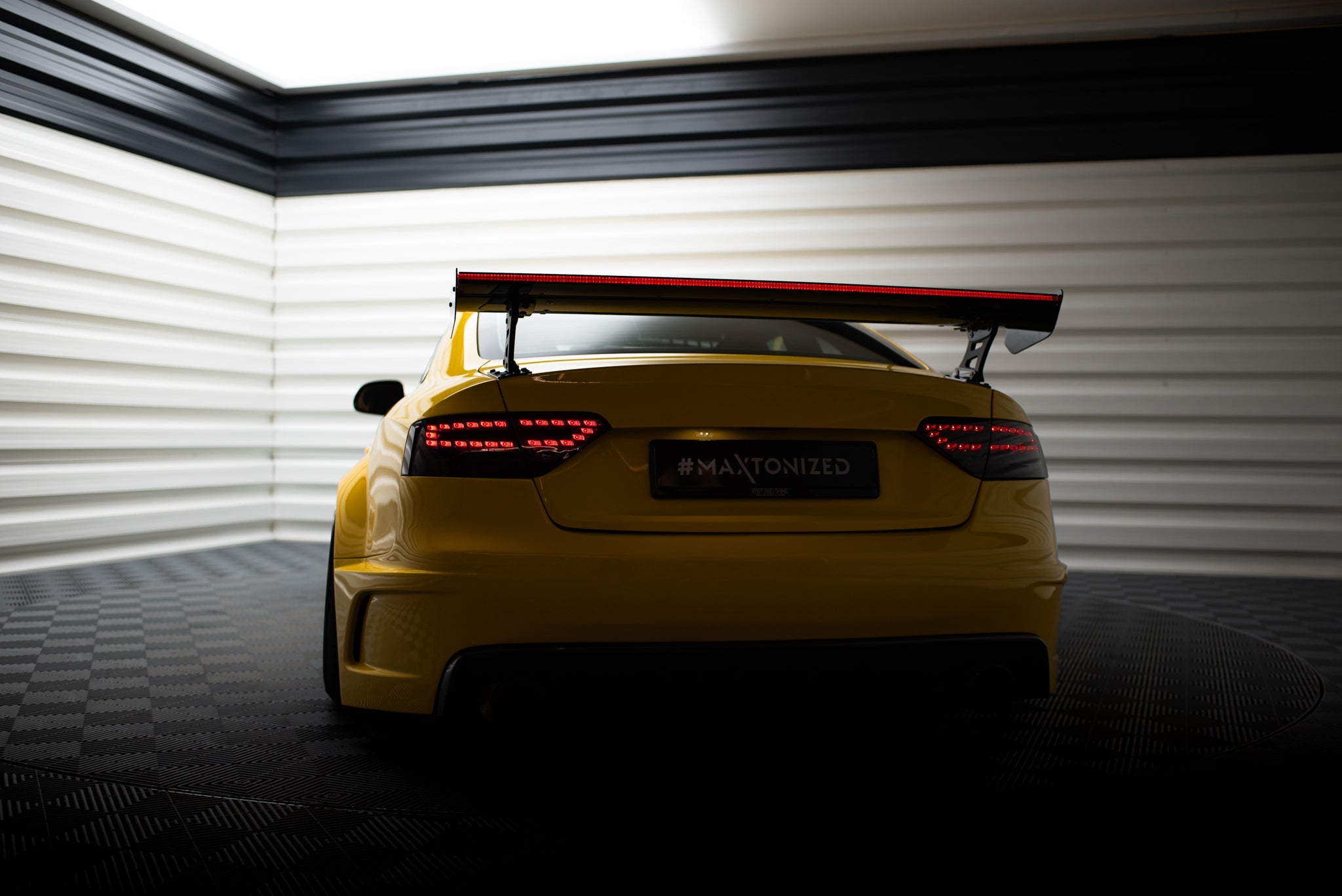 Maxton Design Alerón de carbono With External Brackets Uprights + LED para Audi A5 Coupe 8T - imagen 1