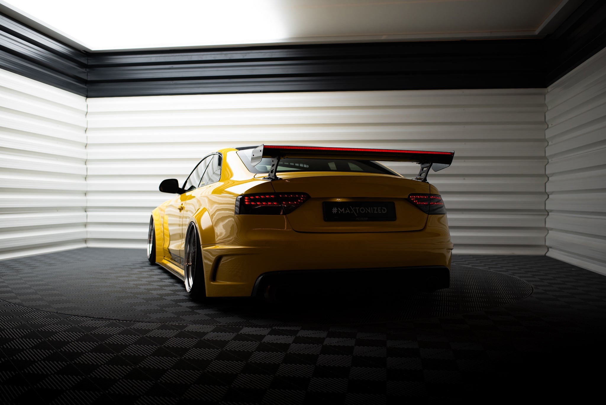 Maxton Design Alerón de carbono With External Brackets Uprights + LED para Audi A5 Coupe 8T - imagen 2