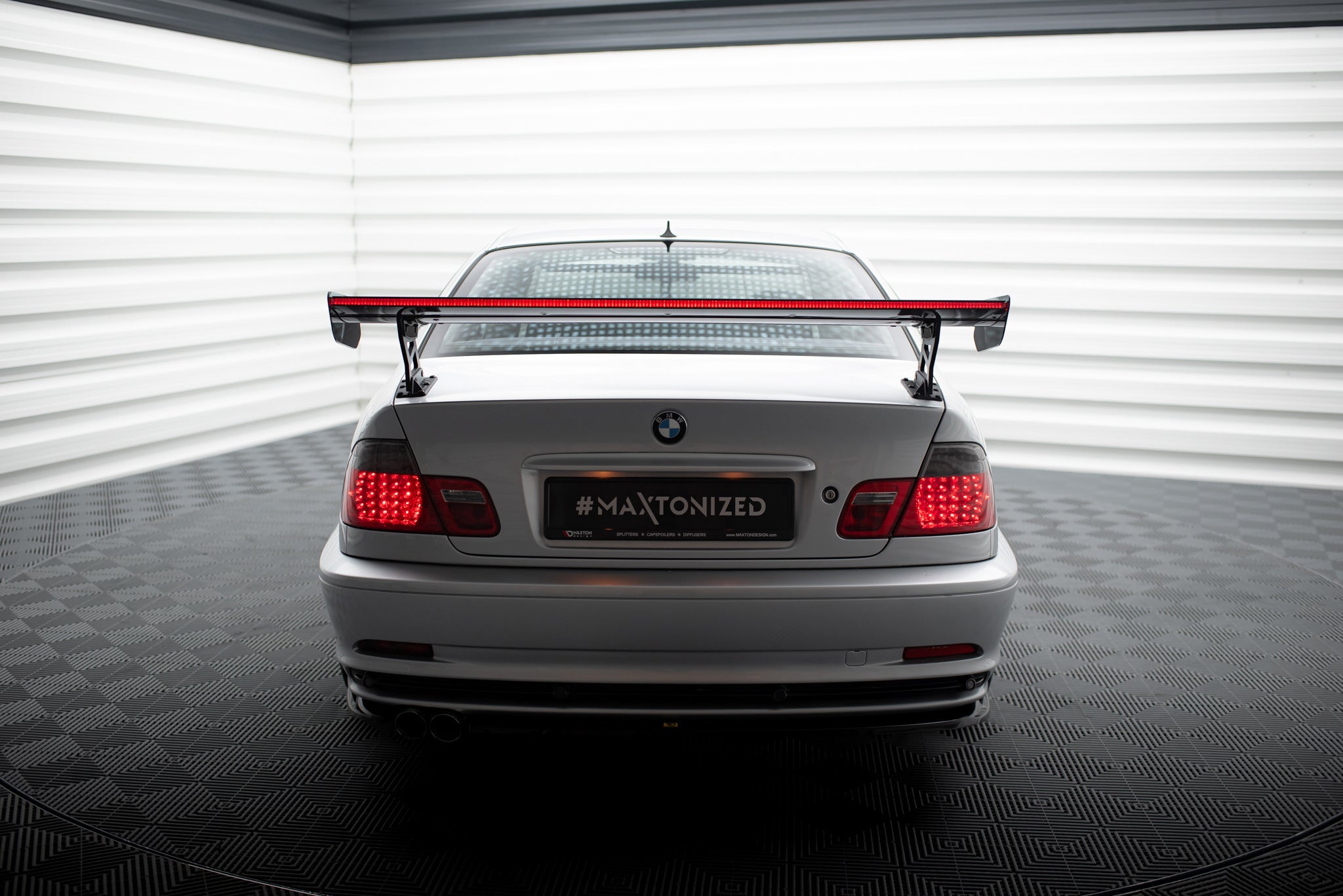 Maxton Design Alerón de carbono With External Brackets Uprights + LED para BMW 3 Coupe E46 - imagen 1