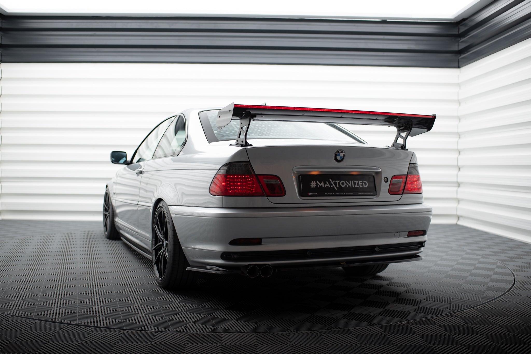 Maxton Design Alerón de carbono With External Brackets Uprights + LED para BMW 3 Coupe E46 - imagen 2