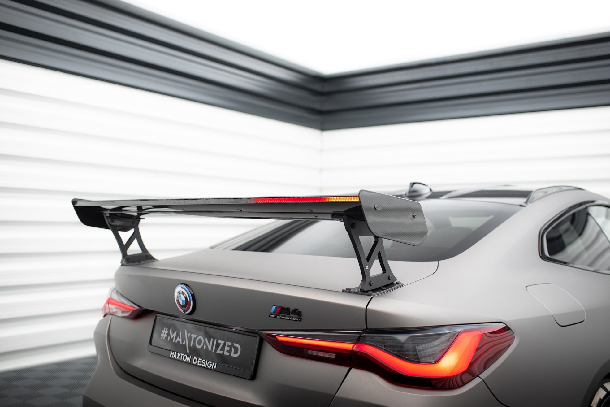 Maxton Design Alerón de carbono With External Brackets Uprights + LED para BMW M4 G82 / G82 Facelift / M440i / 4 M-Pack G22 / G22 Facelift - imagen 7