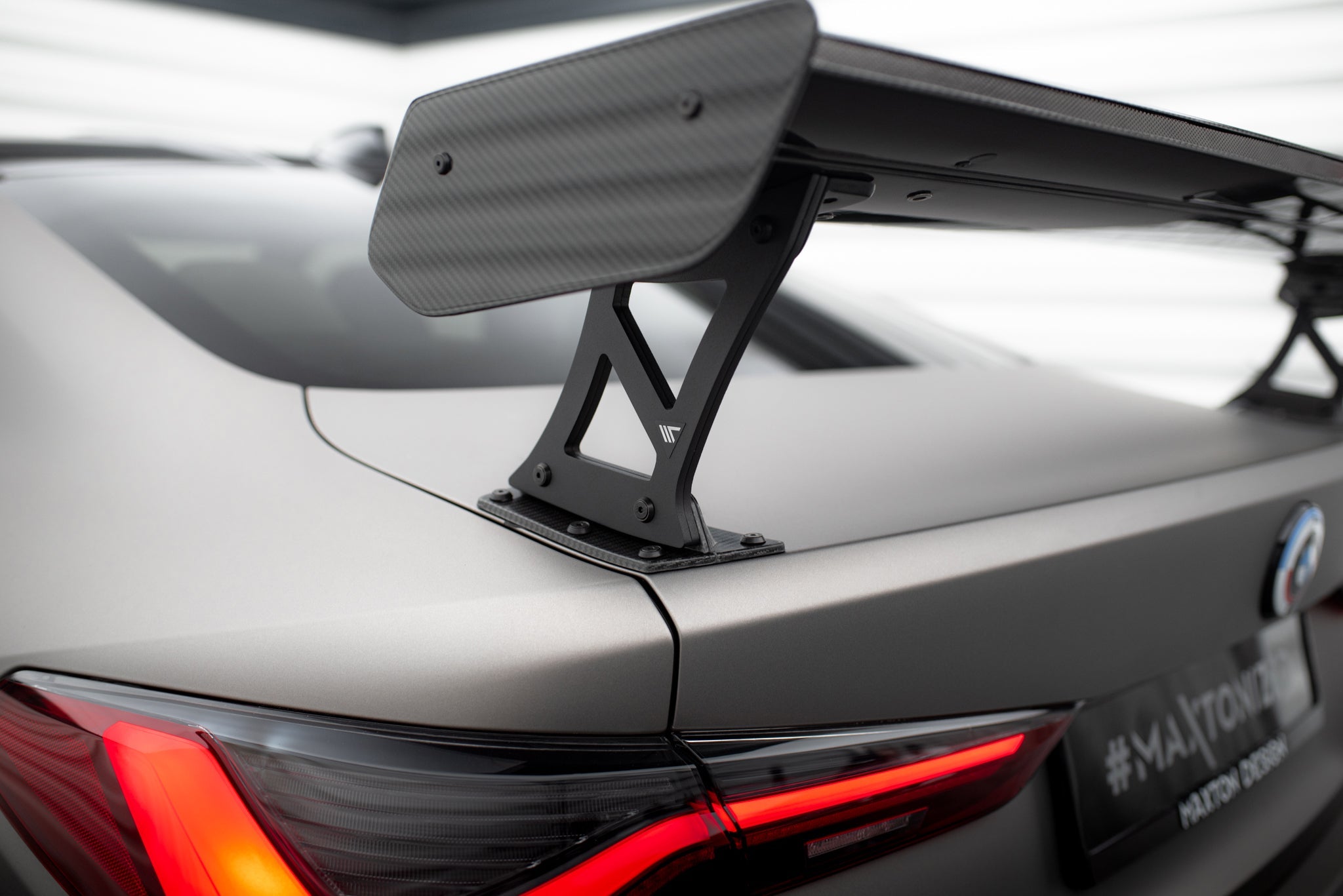 Maxton Design Alerón de carbono With External Brackets Uprights + LED para BMW M4 G82 / G82 Facelift / M440i / 4 M-Pack G22 / G22 Facelift - imagen 10
