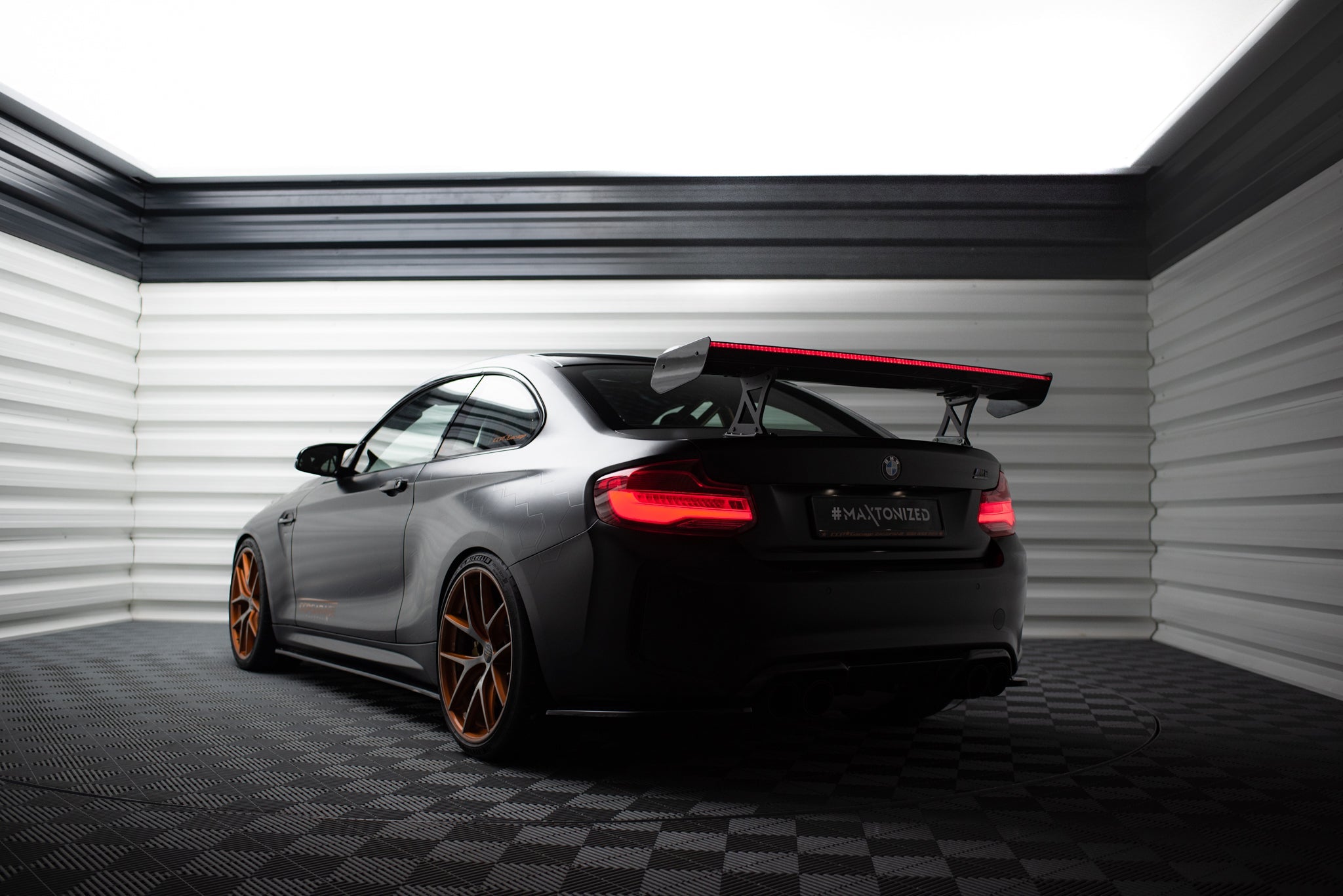 Maxton Design Alerón de carbono With Internal Brackets Uprights + LED para BMW M2 F87 / 2 / 2 M-Pack F22 - imagen 1