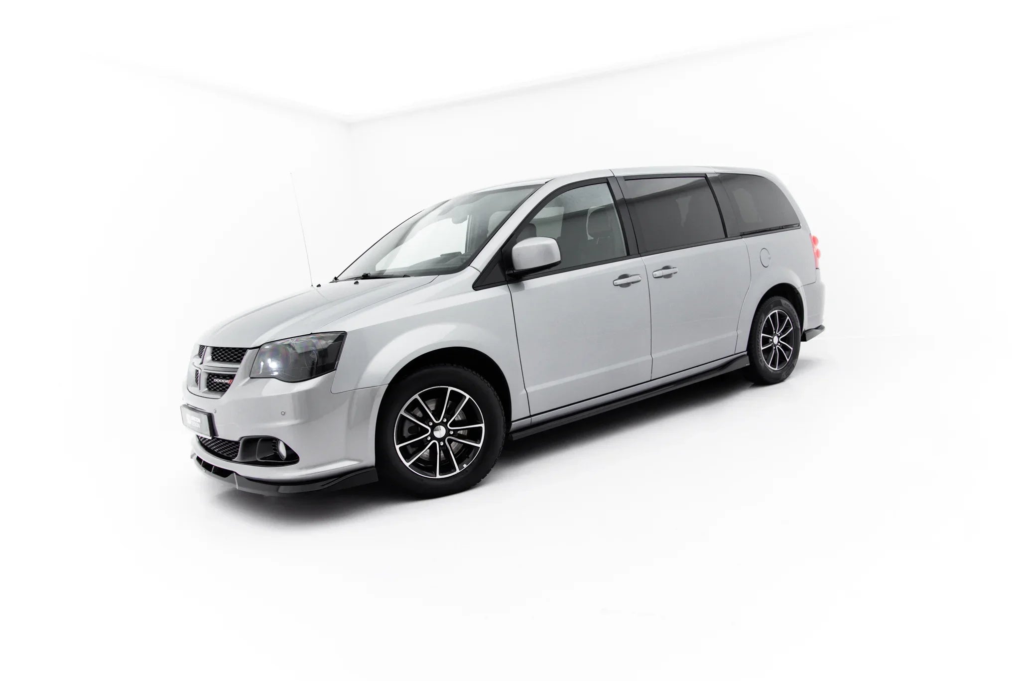 Maxton Design Difusores de taloneras laterales para Dodge Grand Caravan Mk5 Facelift - imagen 2