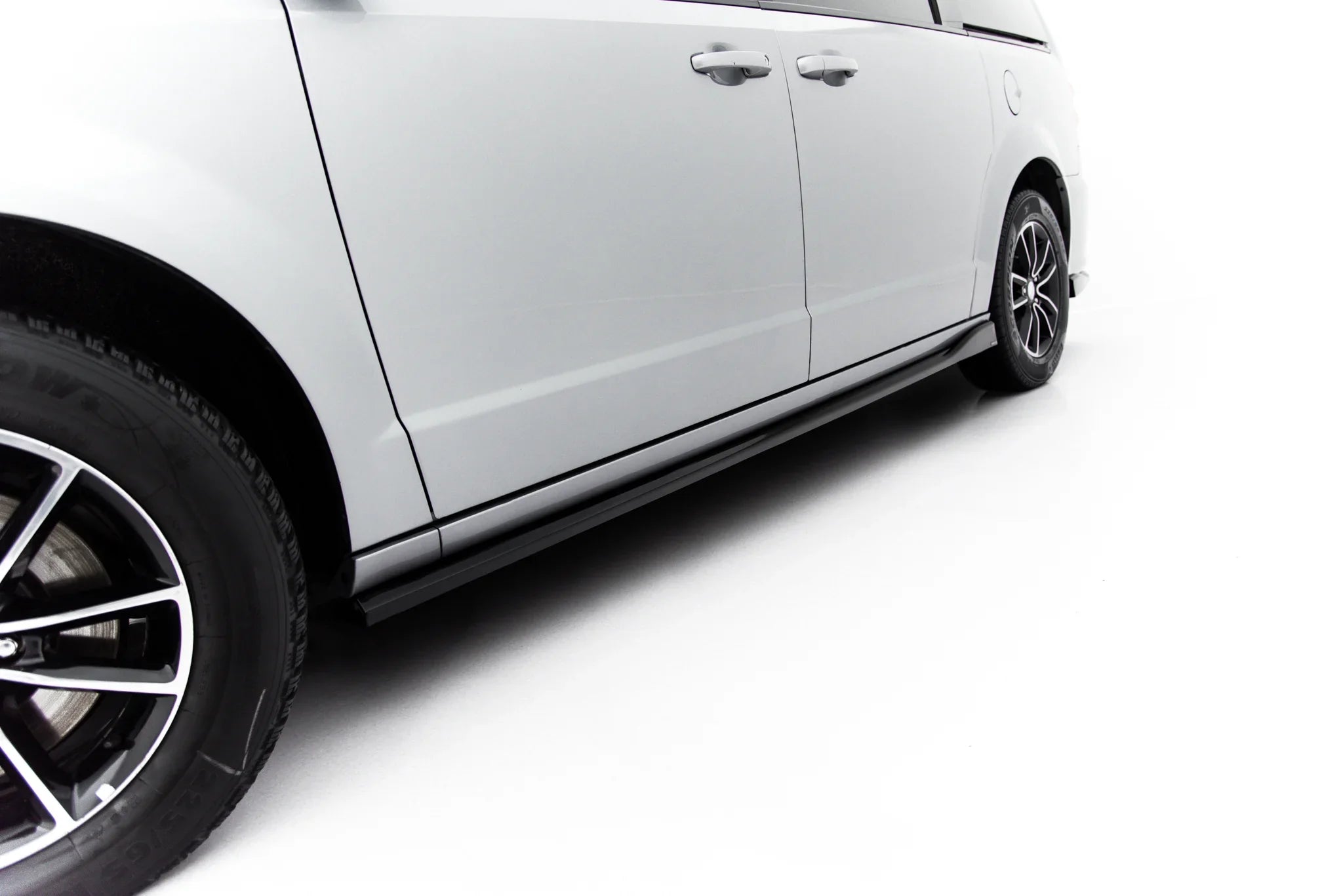 Maxton Design Difusores de taloneras laterales para Dodge Grand Caravan Mk5 Facelift - imagen 3
