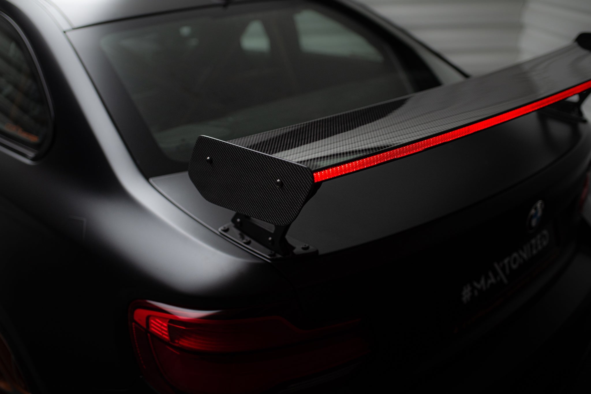 Maxton Design Alerón de carbono With External Brackets Uprights + LED para BMW M2 F87 / 2 / 2 M-Pack F22 - imagen 8