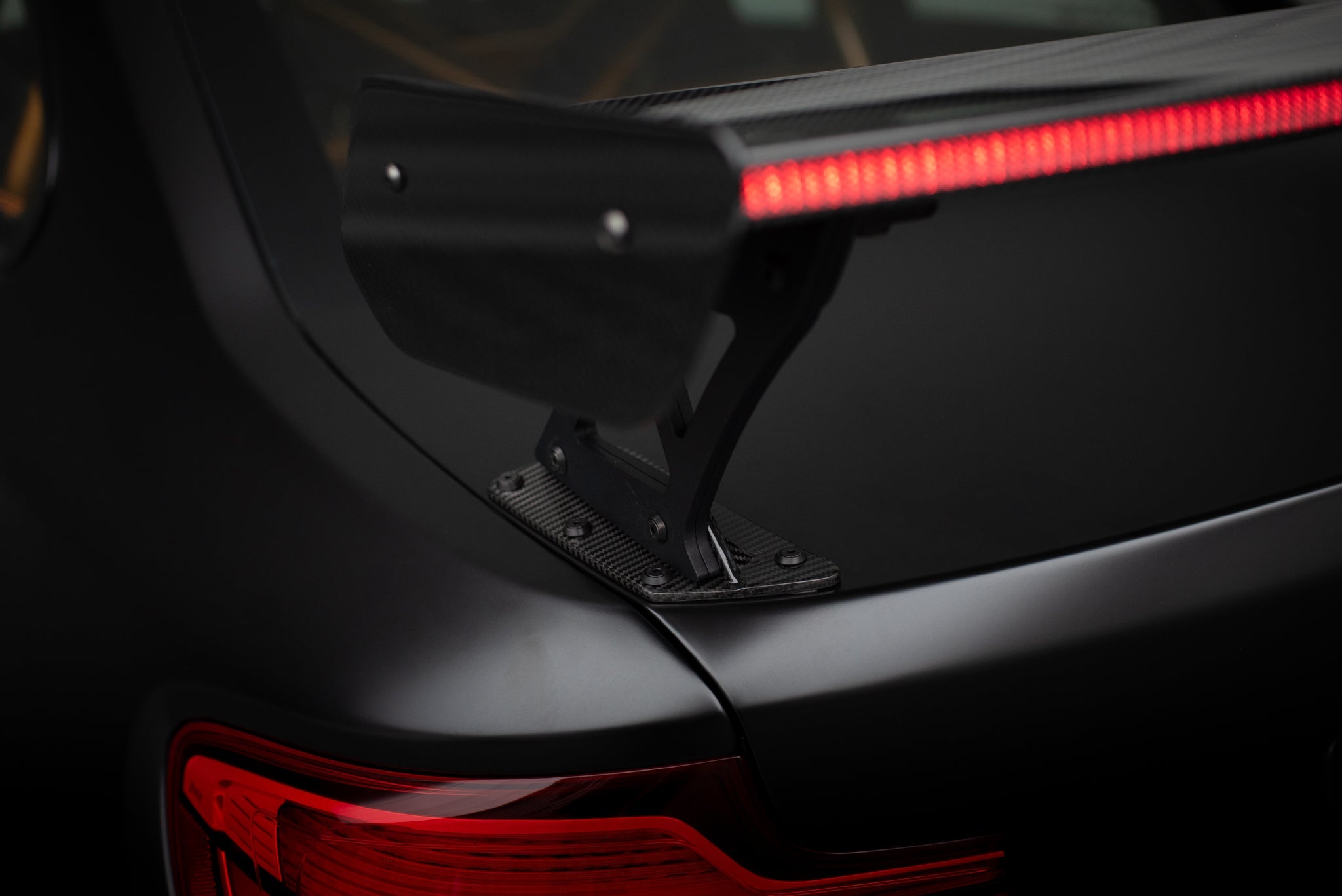 Maxton Design Alerón de carbono With External Brackets Uprights + LED para BMW M2 F87 / 2 / 2 M-Pack F22 - imagen 12