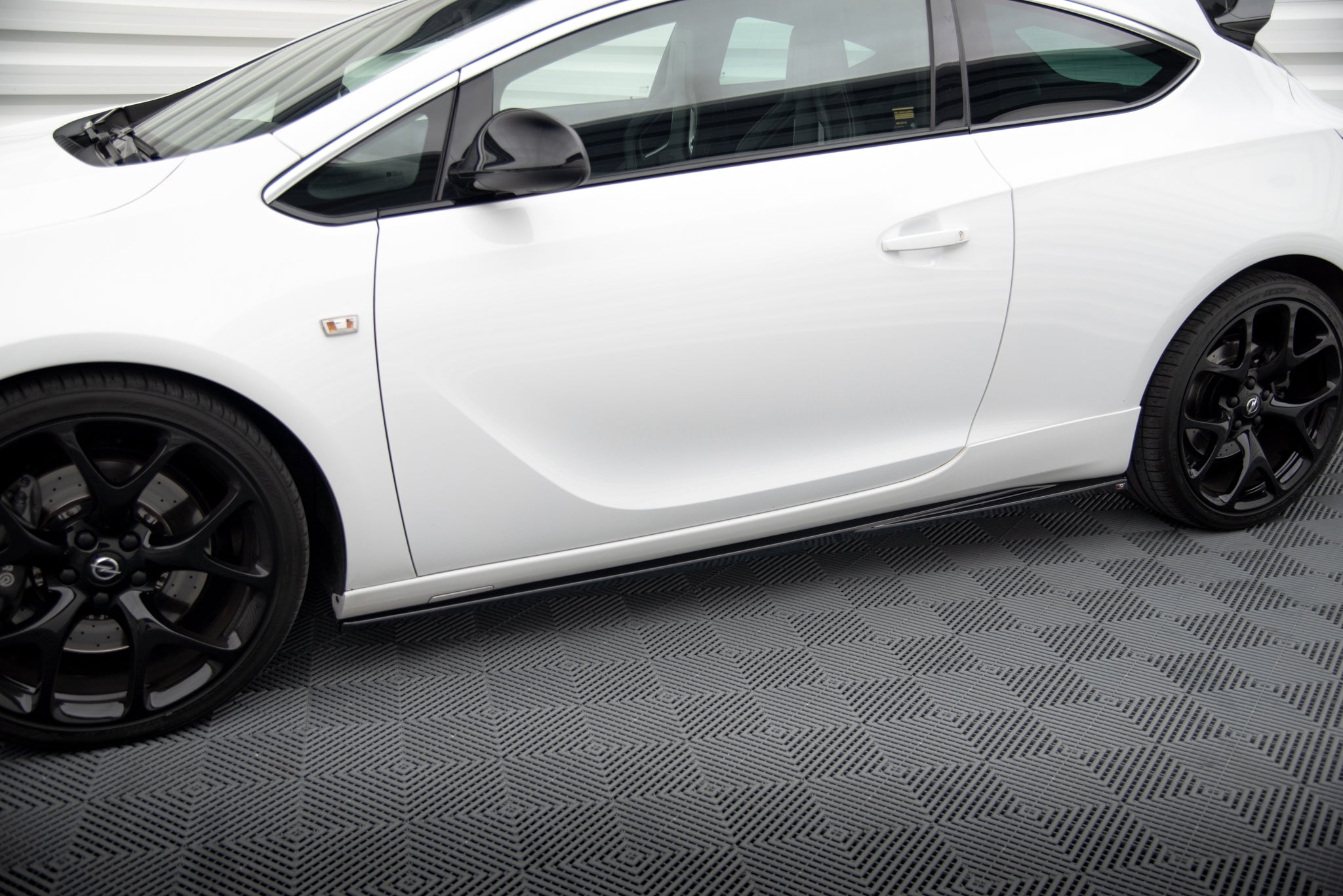 Maxton Design Difusores de taloneras laterales para Opel Astra OPC GTC J - imagen 2