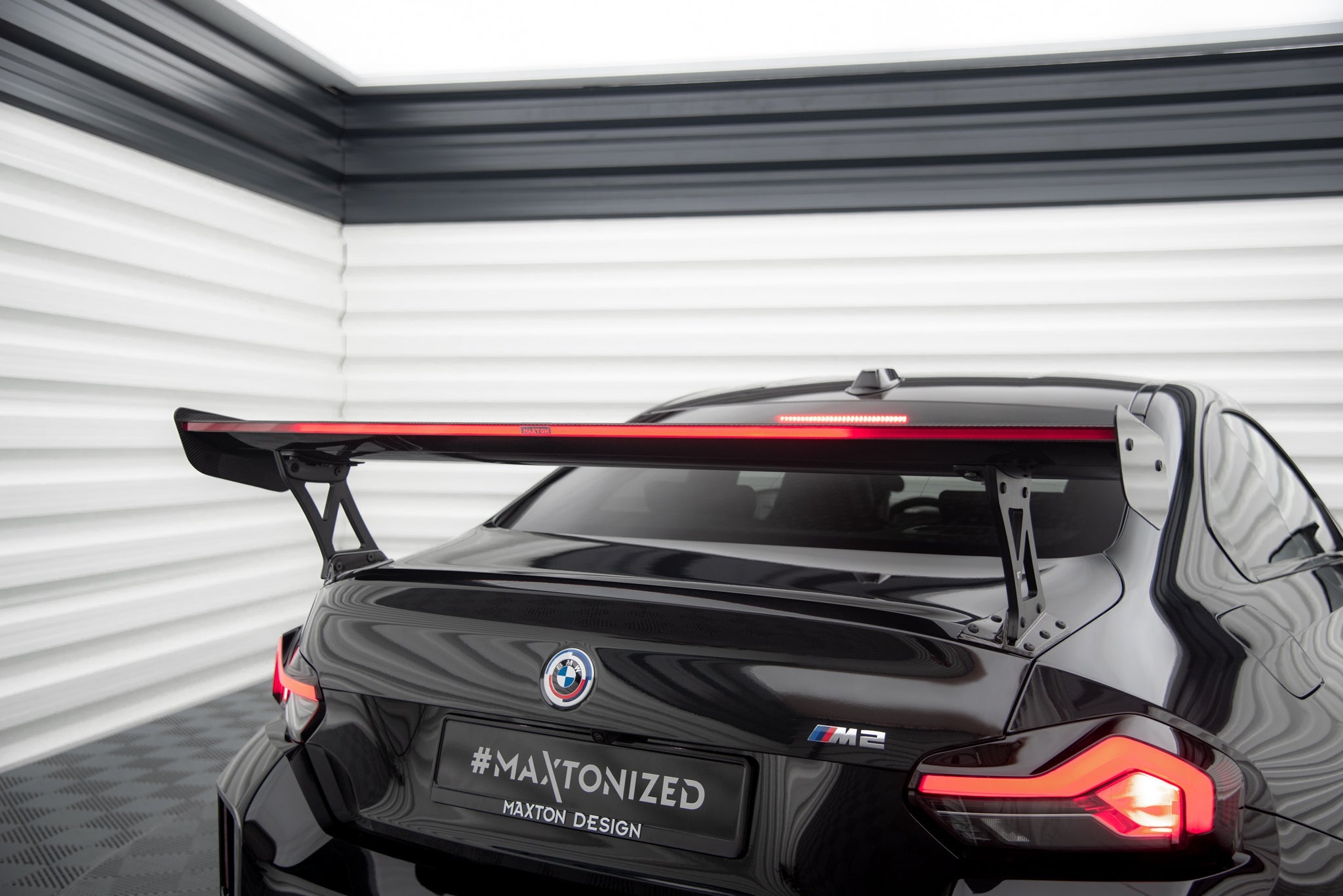 Maxton Design Carbon Fiber Spoiler With External Brackets Uprights +LED light para BMW M2 G87 / M240i / 2 M-Pack / 2 Standard G42 - imagen 3