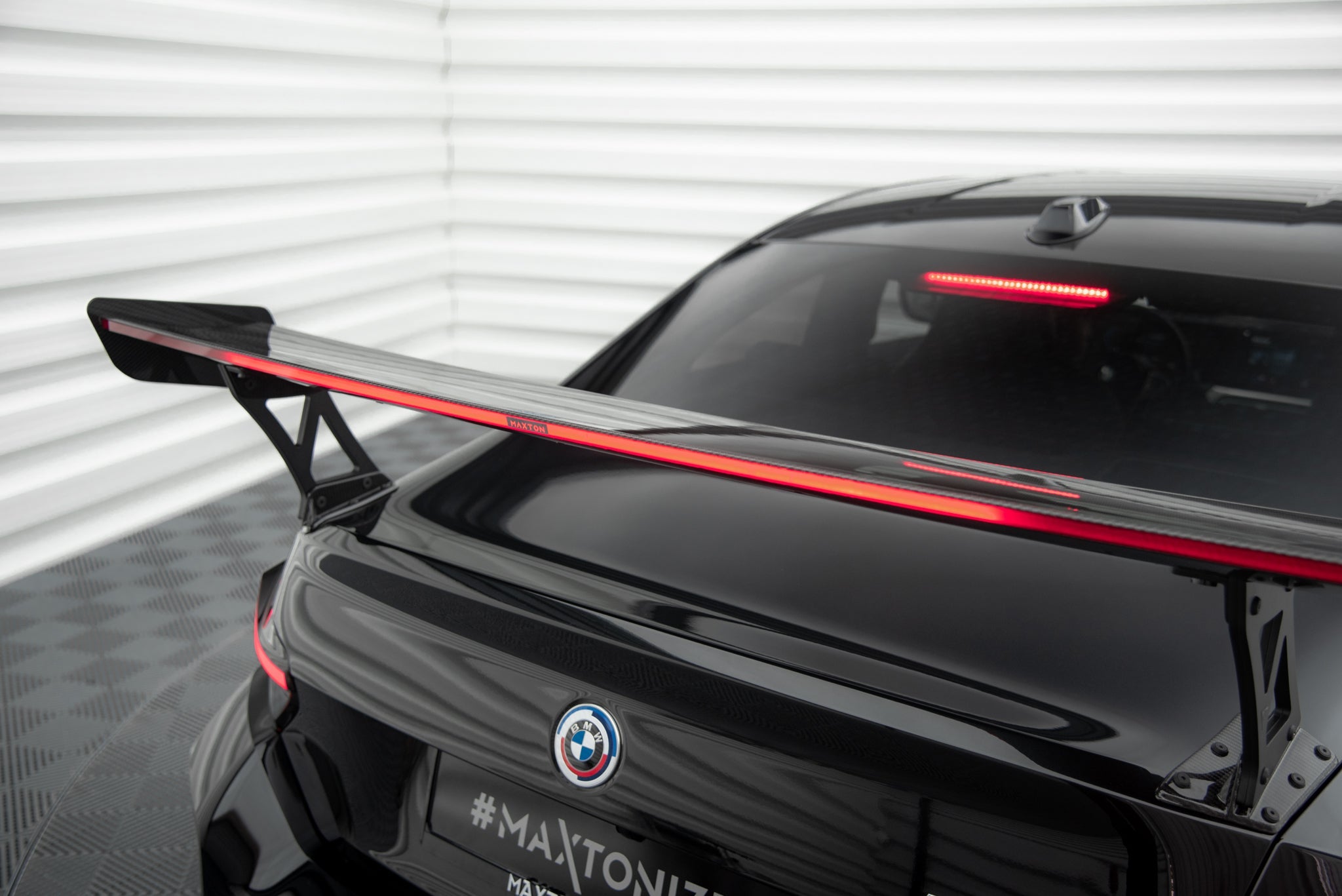 Maxton Design Carbon Fiber Spoiler With External Brackets Uprights +LED light para BMW M2 G87 / M240i / 2 M-Pack / 2 Standard G42 - imagen 4
