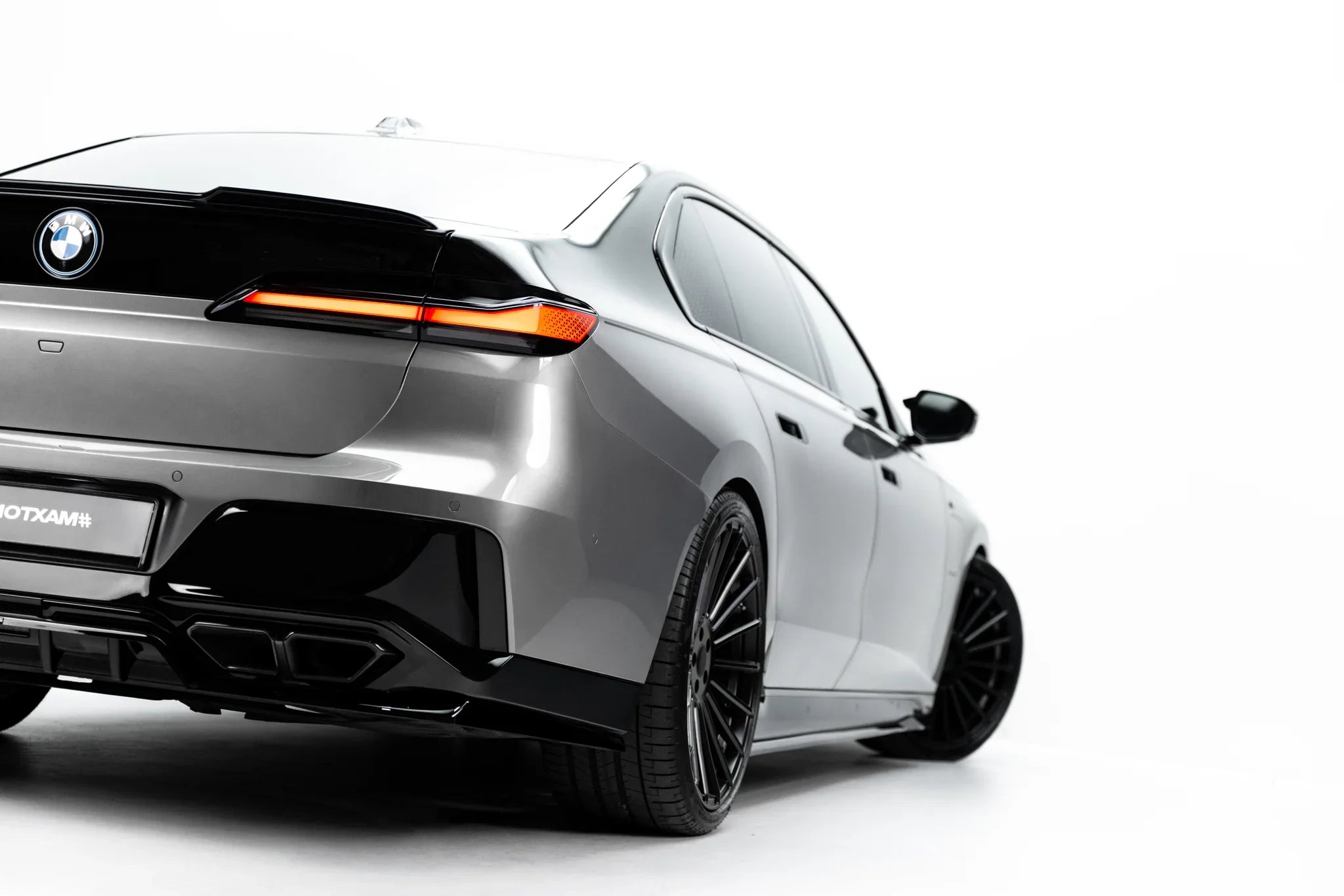 Maxton Design Splitter trasero (with vertical bars) V.2 para BMW M760e G70 - imagen 2