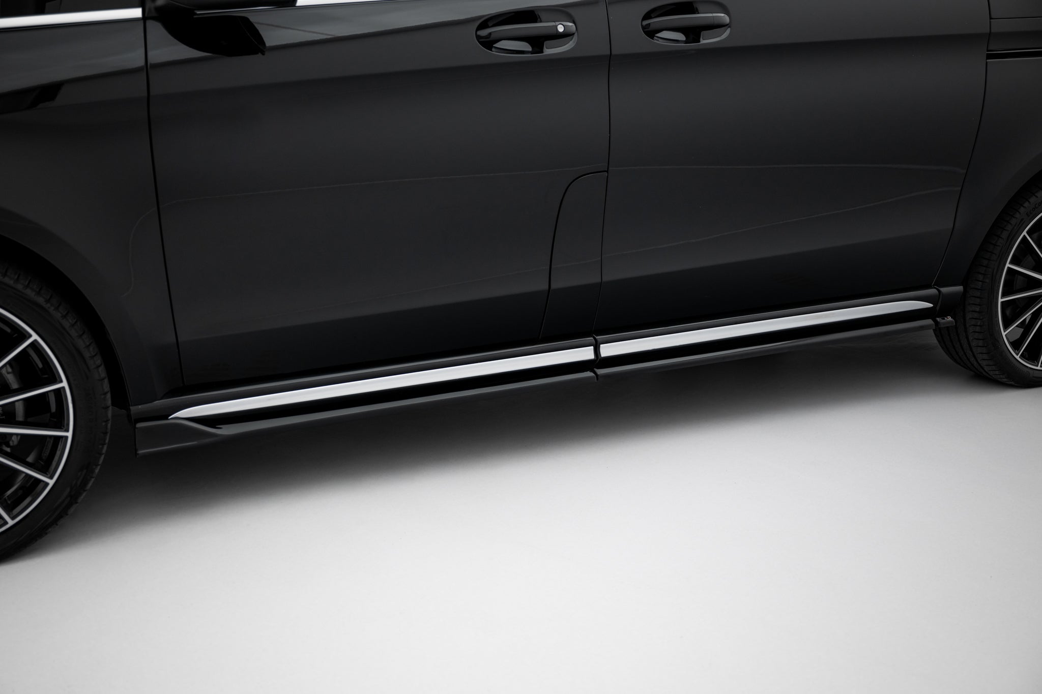 Maxton Design Difusores de taloneras laterales para Mercedes-Benz V-Class Long AMG-Line W447 Facelift 2 - imagen 2