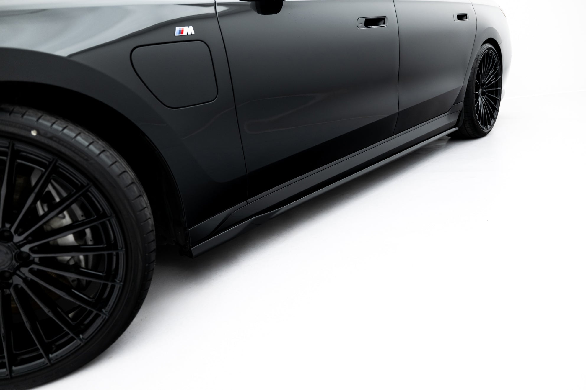 Maxton Design Difusores de taloneras laterales V.2 para BMW 740d xDrive M-pack / 740i xDrive M-Pack G70 - imagen 4