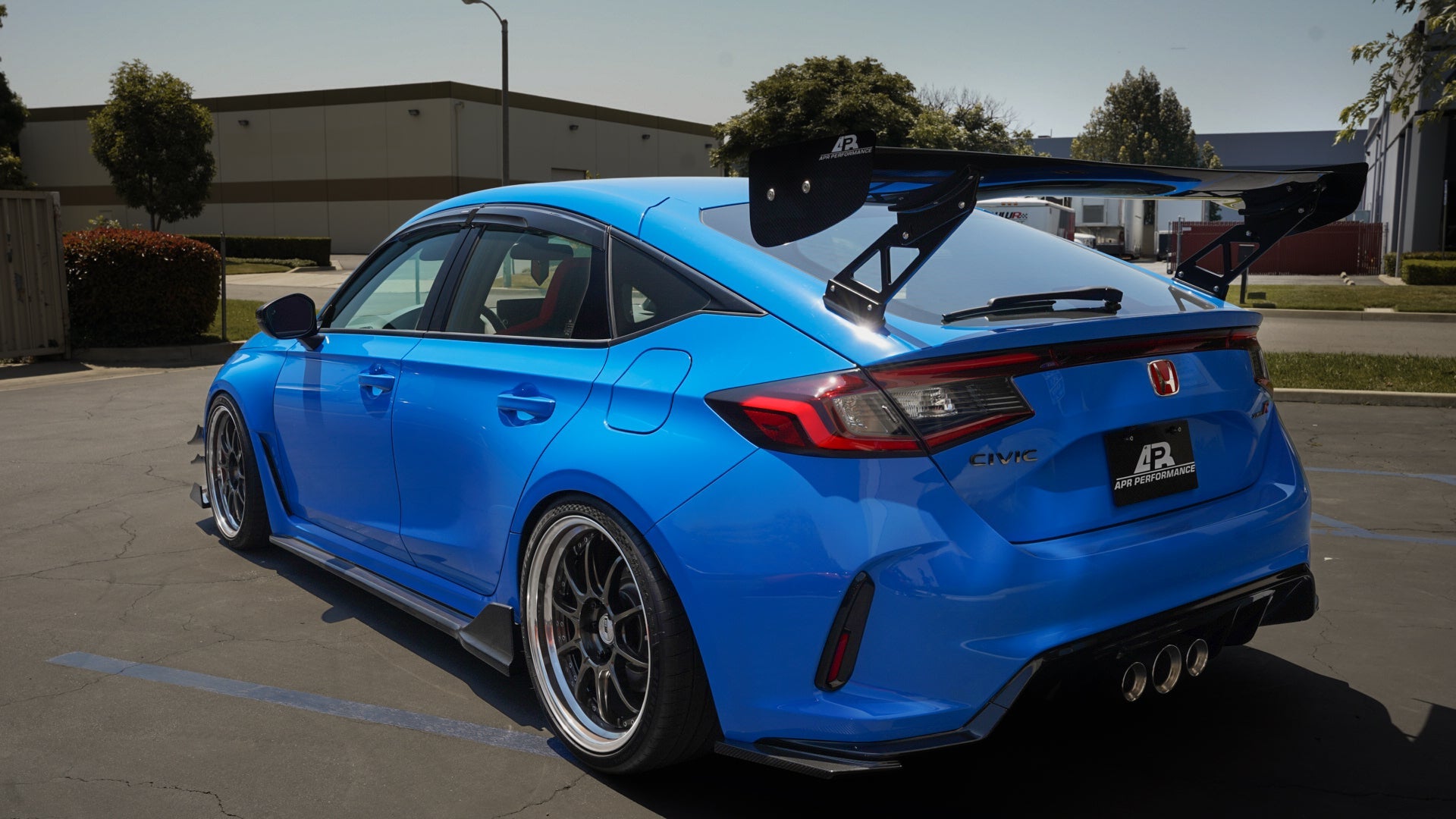 GTC-300 APR Performance para Honda Civic Type R FL5; utiliza los orificios del spoiler de fábrica en carbono prepreg