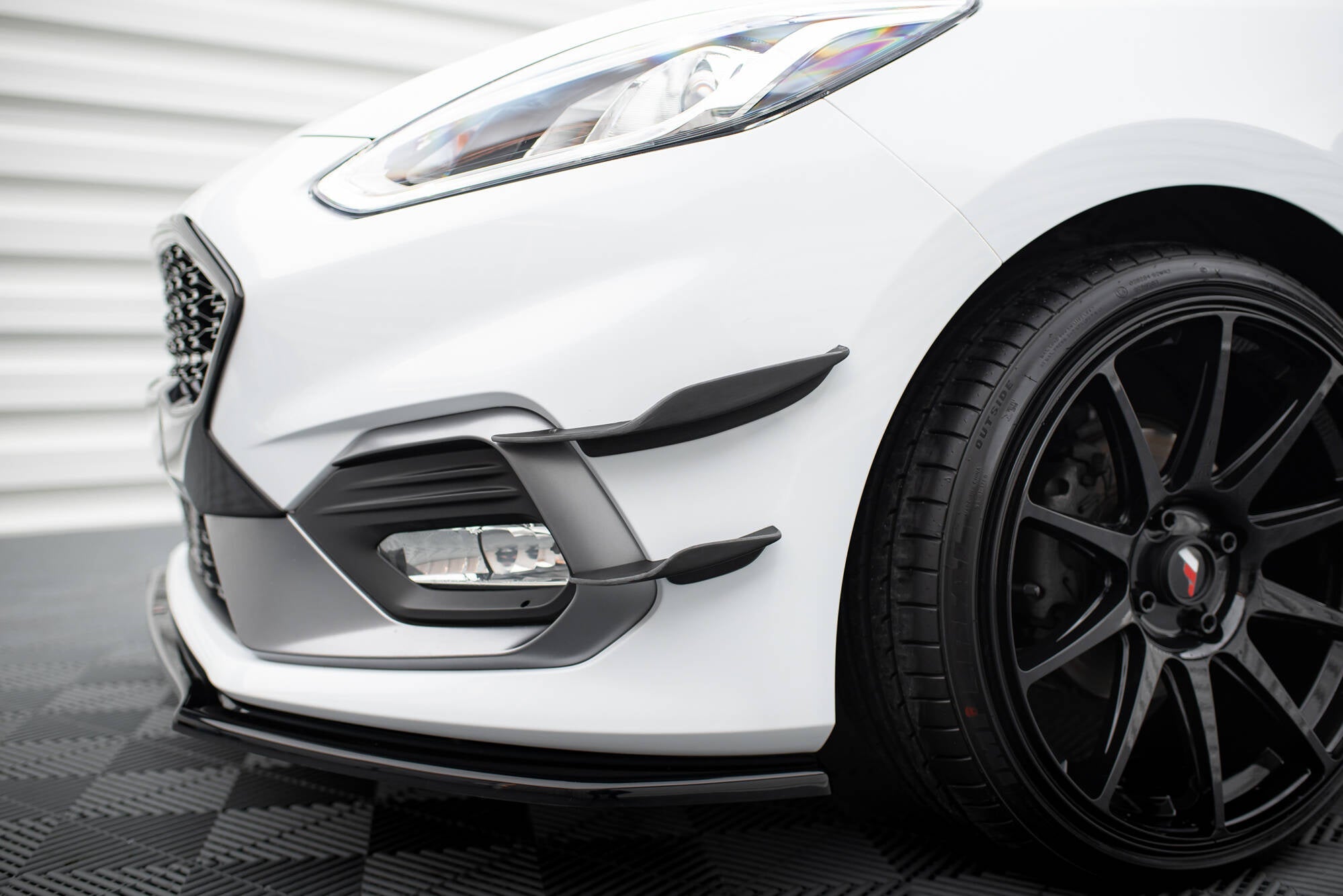 Maxton Design Paragolpes delantero Wings (Canards) V.2 para Ford Fiesta Mk8 ST / ST-Line - imagen 2