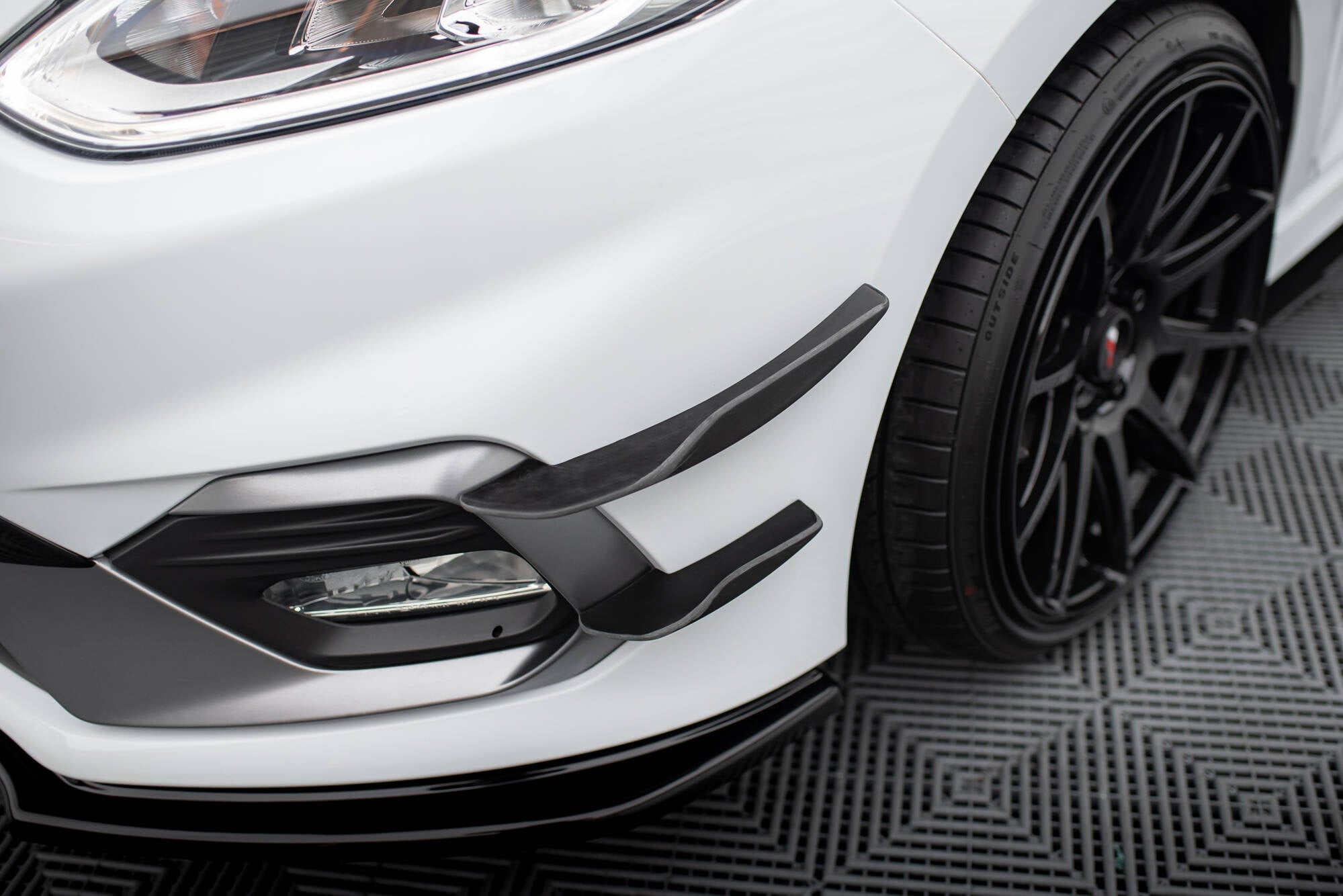 Maxton Design Paragolpes delantero Wings (Canards) V.2 para Ford Fiesta Mk8 ST / ST-Line - imagen 1