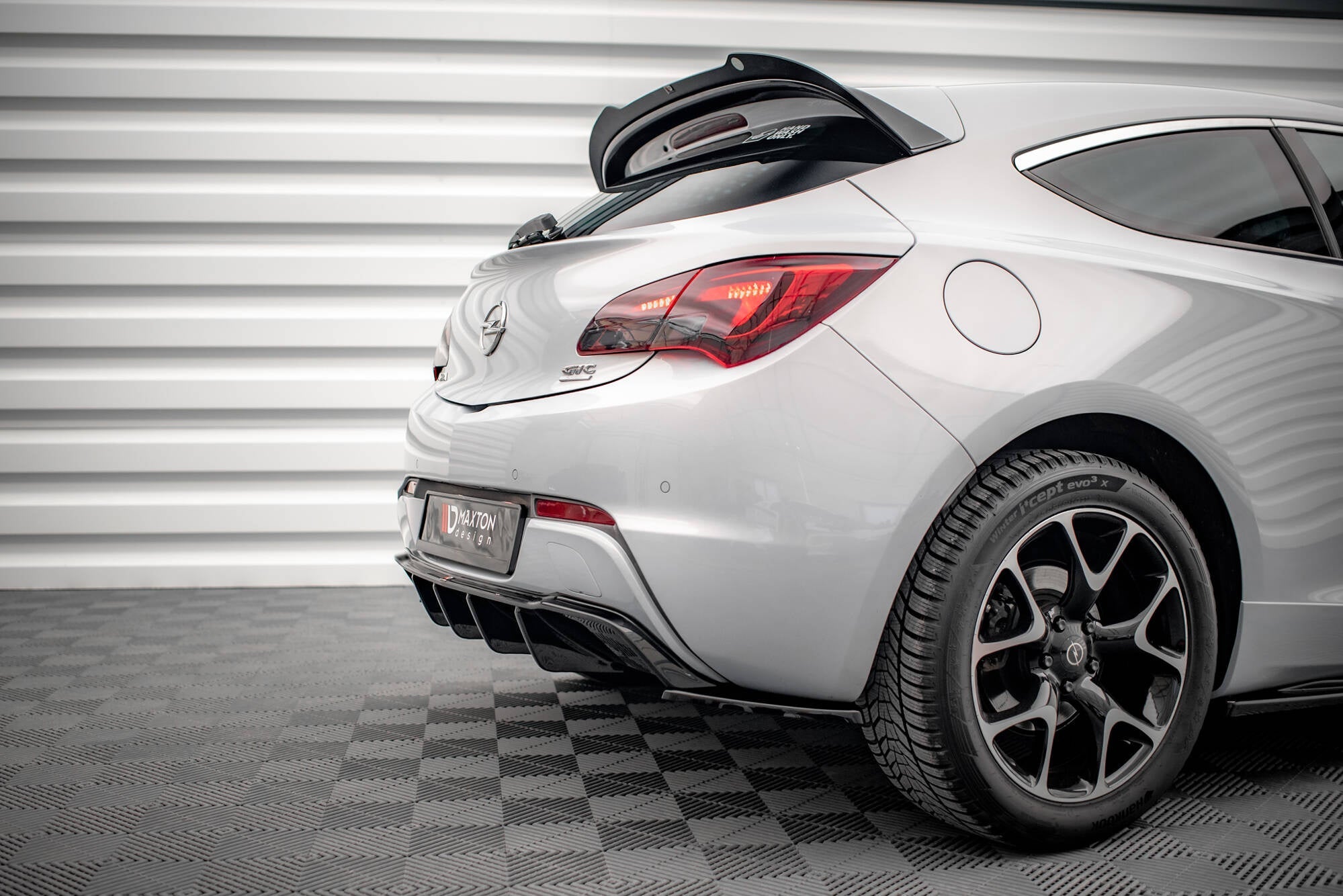 Maxton Design Difusor trasero para Opel Astra GTC OPC-Line J (Version with single Exhaust on one side) - imagen 2