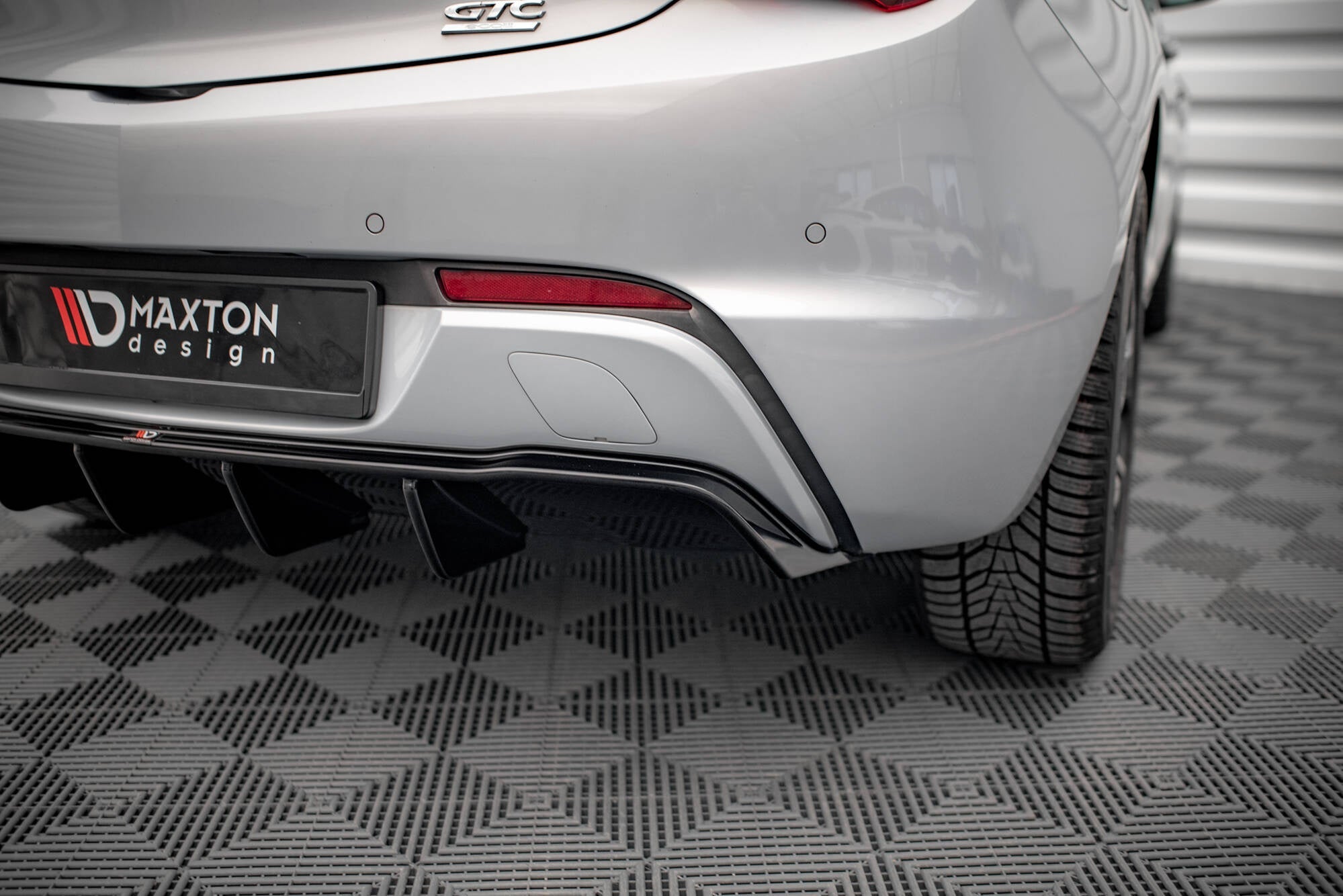 Maxton Design Difusor trasero para Opel Astra GTC OPC-Line J (Version with single Exhaust on one side) - imagen 3