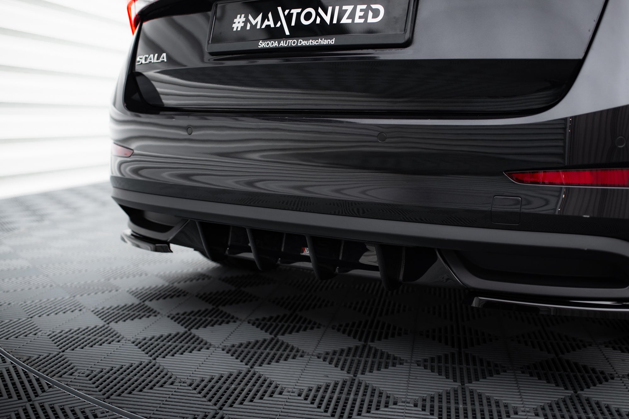 Maxton Design Difusor trasero para Skoda Scala - imagen 1