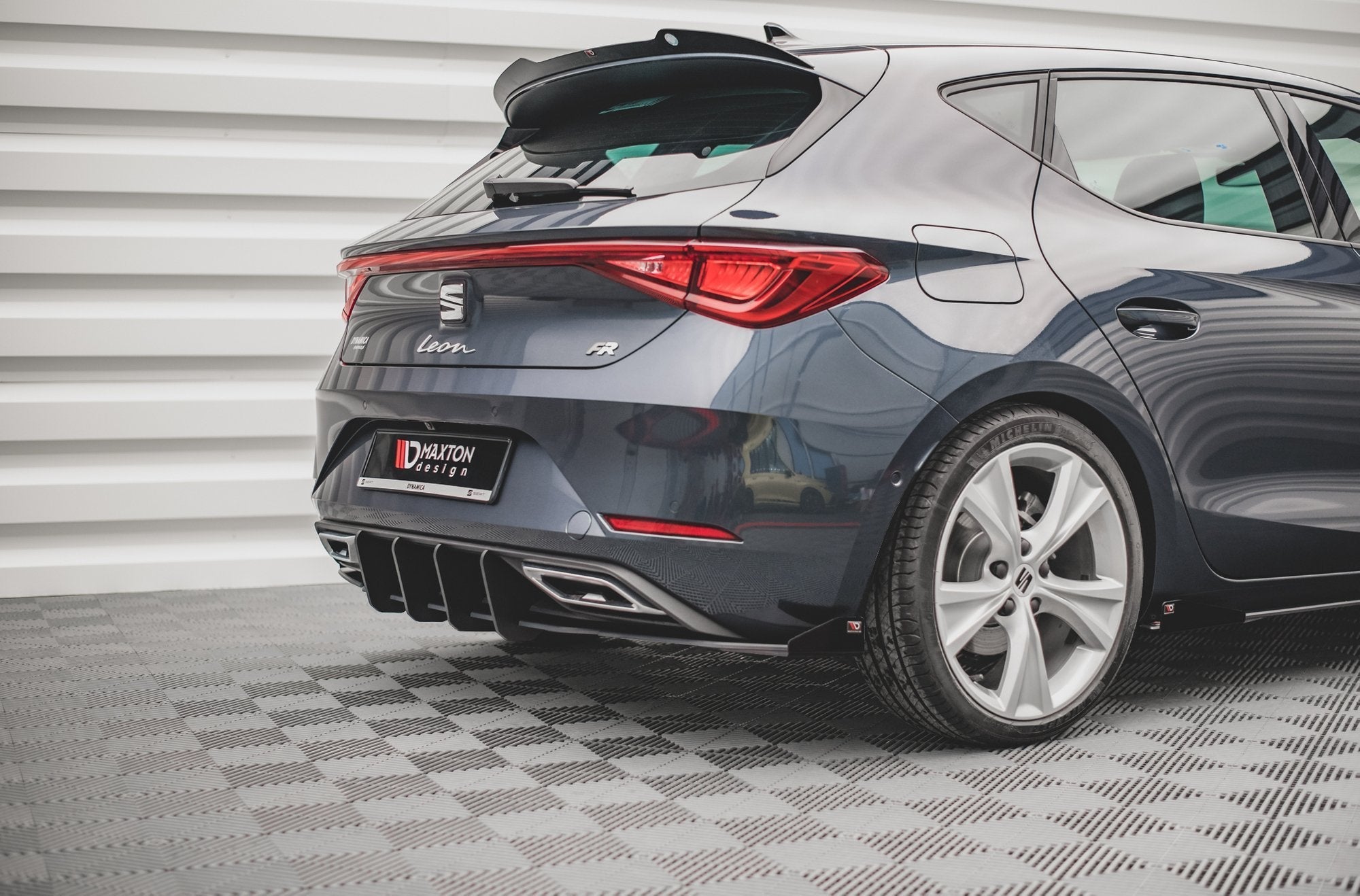 Maxton Design Street Pro Rear Valance + Flaps para Seat Leon FR Hatchback Mk4 - imagen 1