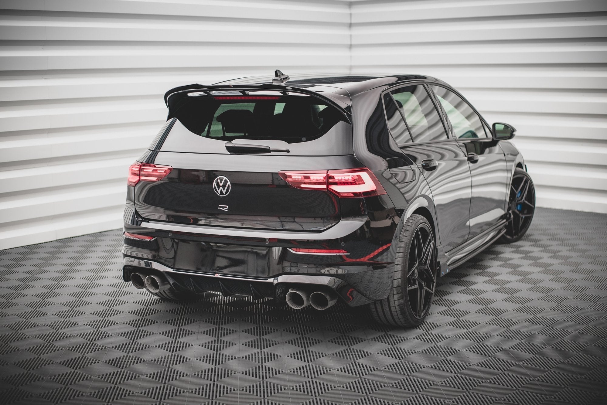 Maxton Design Difusor trasero V.1 para Volkswagen Golf R Hatchback Mk8 - imagen 1