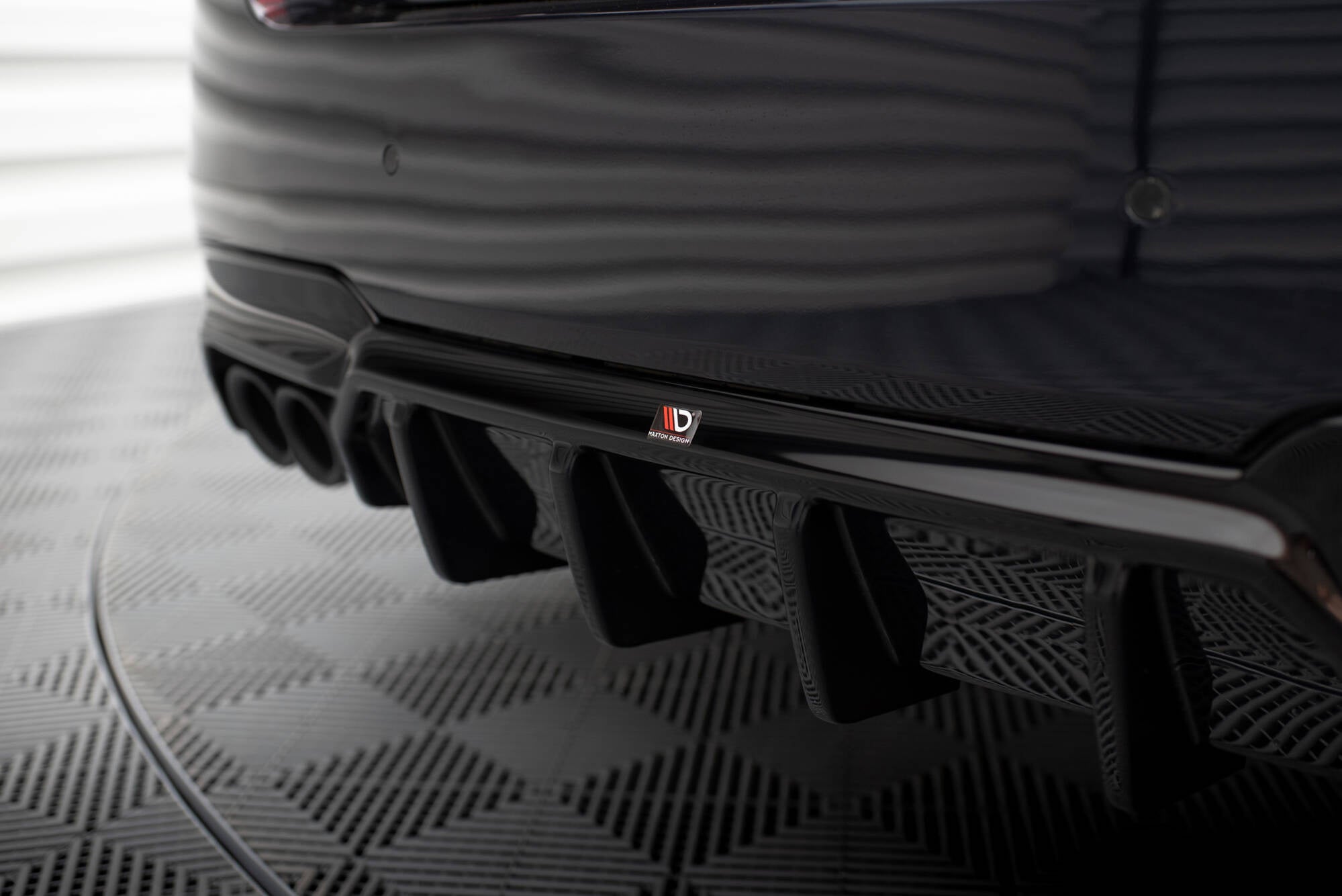 Maxton Design Difusor trasero V.2 para BMW 5 M-Pack F10 / F11 (Version with two double Exhausts) - imagen 2