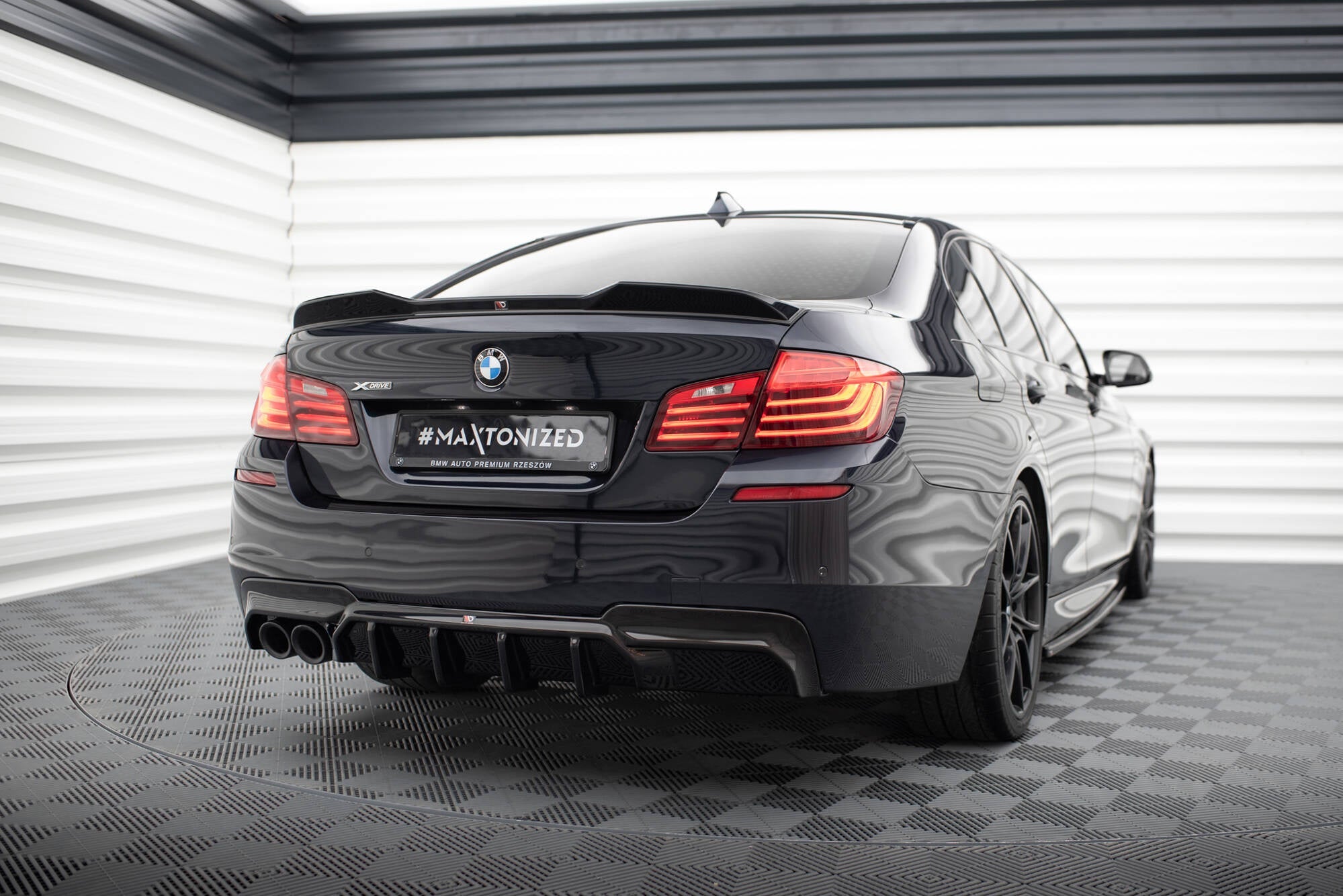 Maxton Design Difusor trasero V.2 para BMW 5 M-Pack F10 / F11 (Version with double Exhaust on one side) - imagen 1