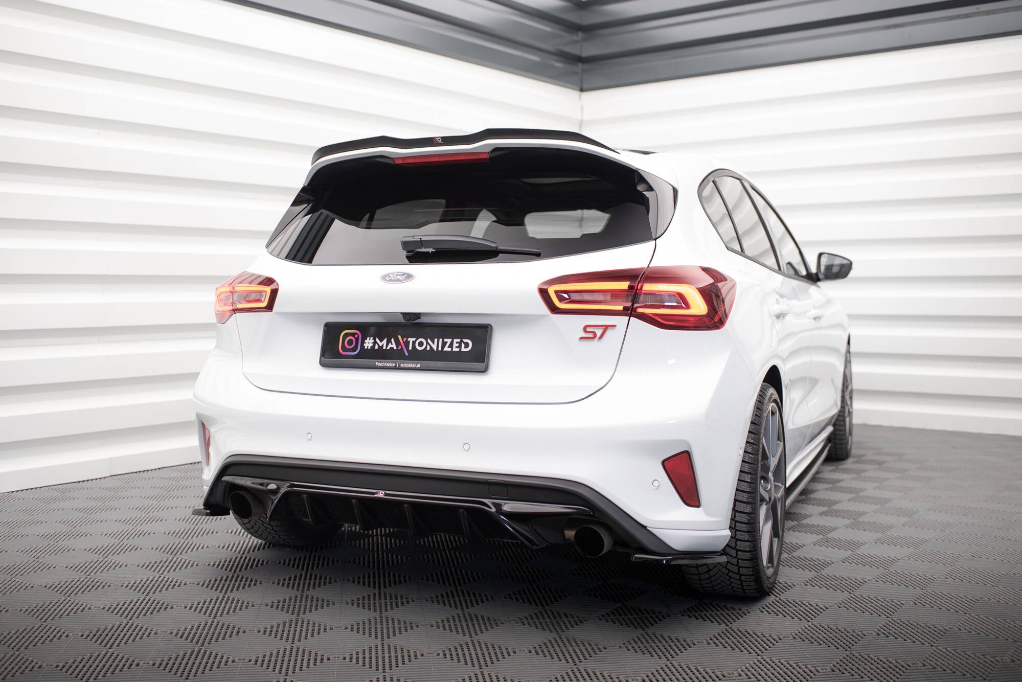 Maxton Design Difusor trasero V.2 para Ford Focus Hatchback ST Mk4 - imagen 1