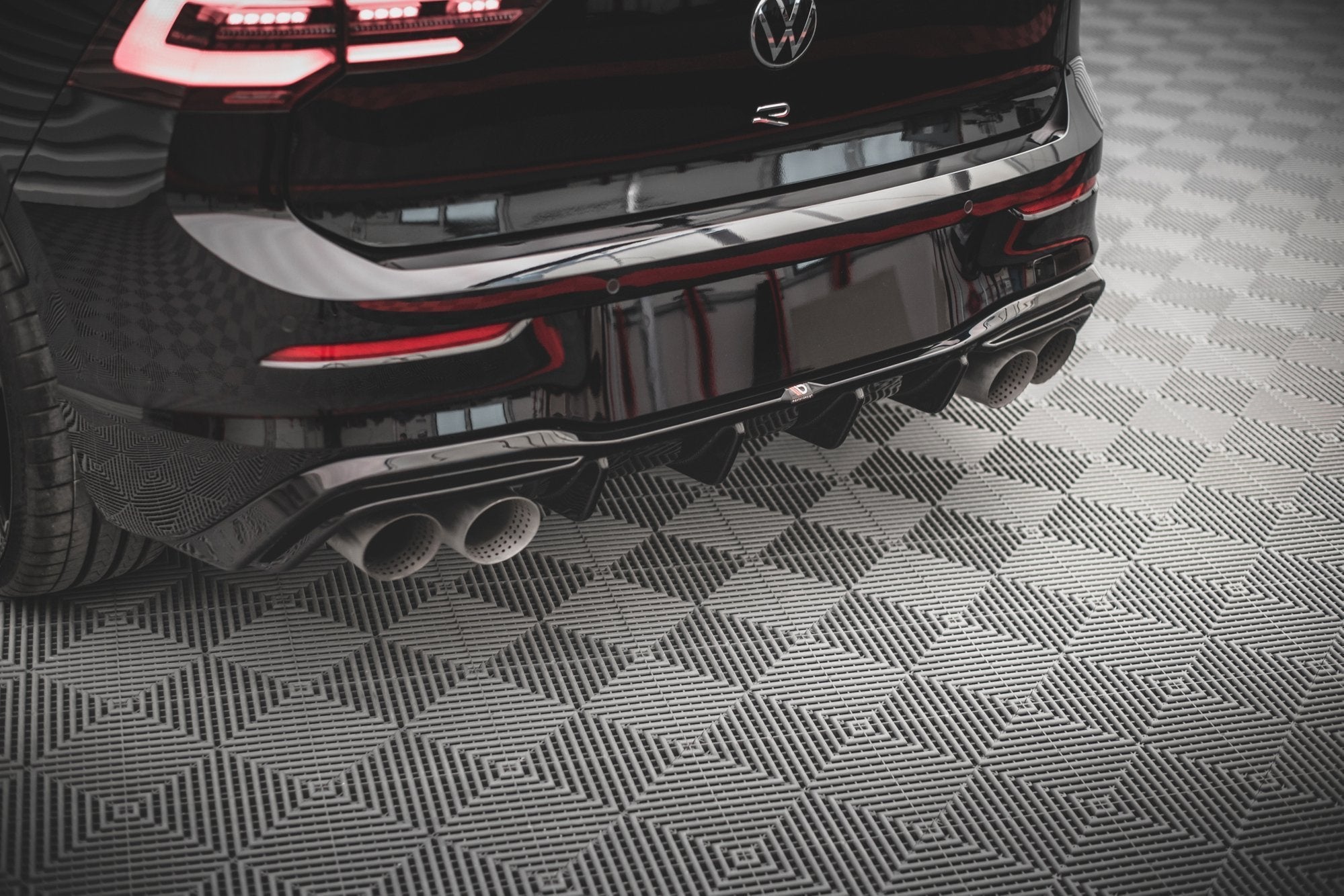 Maxton Design Difusor trasero V.2 para Volkswagen Golf R Hatchback Mk8 - imagen 2