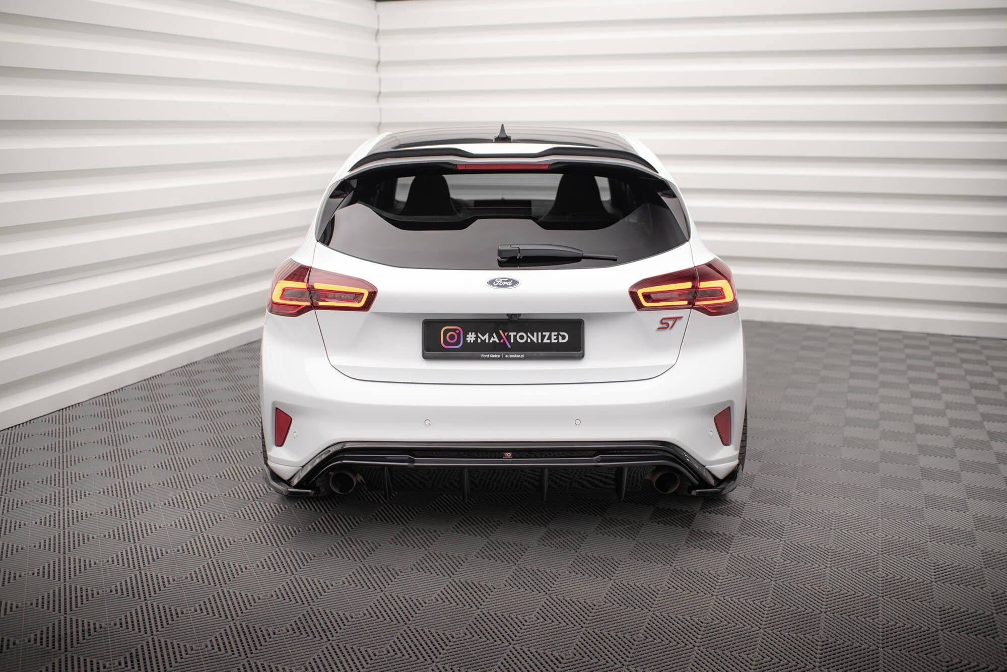 Maxton Design Difusor trasero V.3 para Ford Focus Hatchback ST Mk4 - imagen 1