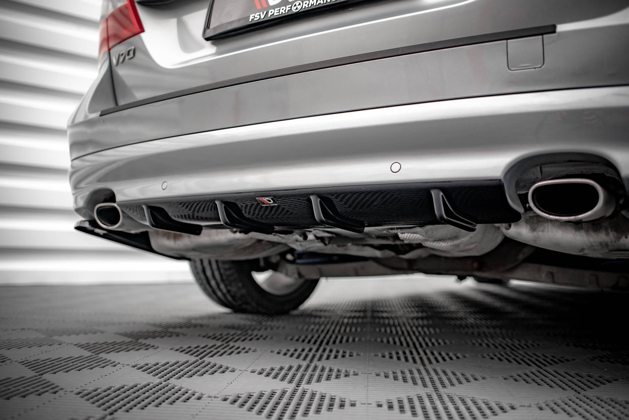 Maxton Design Difusor trasero para Volvo V70 Mk3 - imagen 3