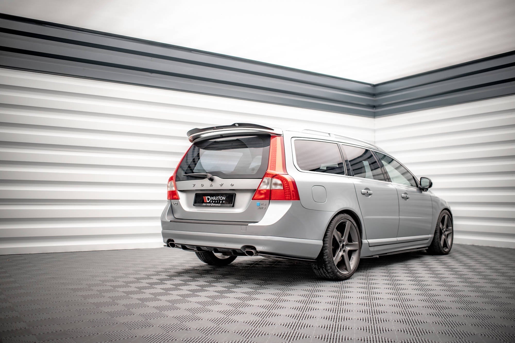 Maxton Design Difusor trasero para Volvo V70 Mk3 - imagen 1