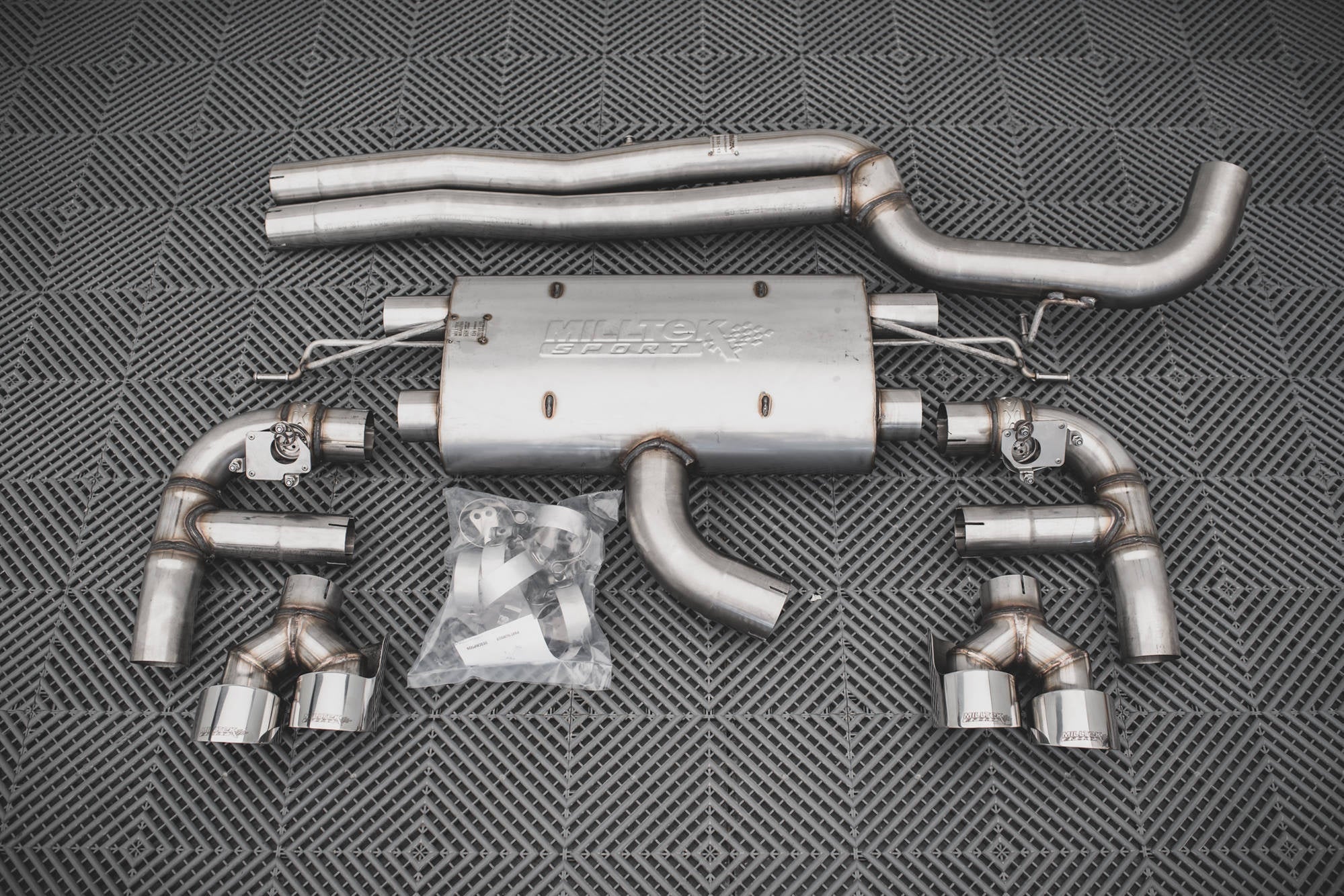 Maxton Design Difusor trasero + Milltek Sport Exhaust para Audi RS3 Sportback 8V Facelift - imagen 2
