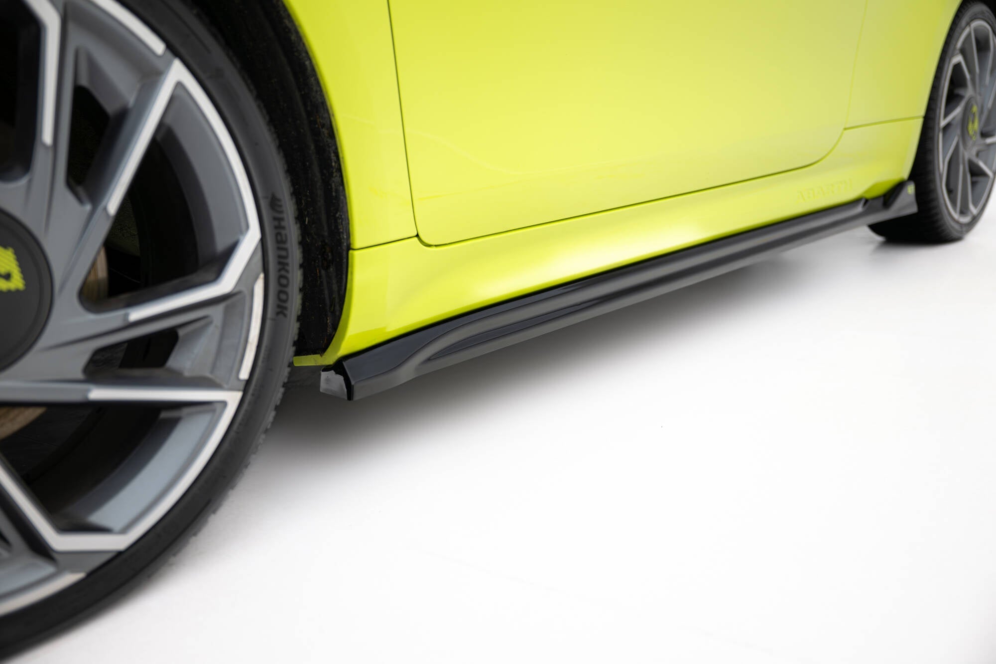 Maxton Design Difusores de taloneras laterales para Abarth 500e - imagen 3