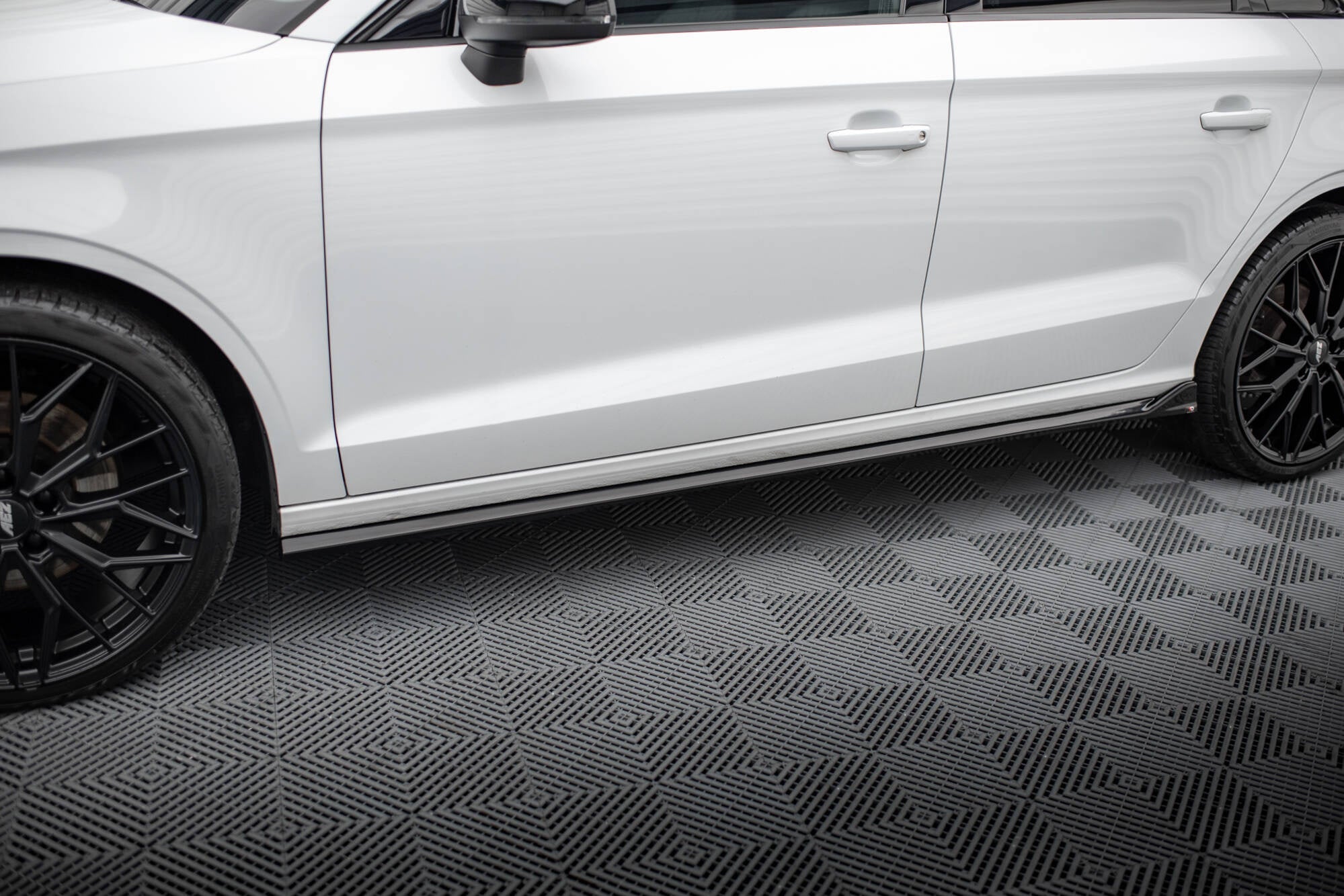 Maxton Design Difusores de taloneras laterales para Audi A3 Sedan 8V - imagen 1