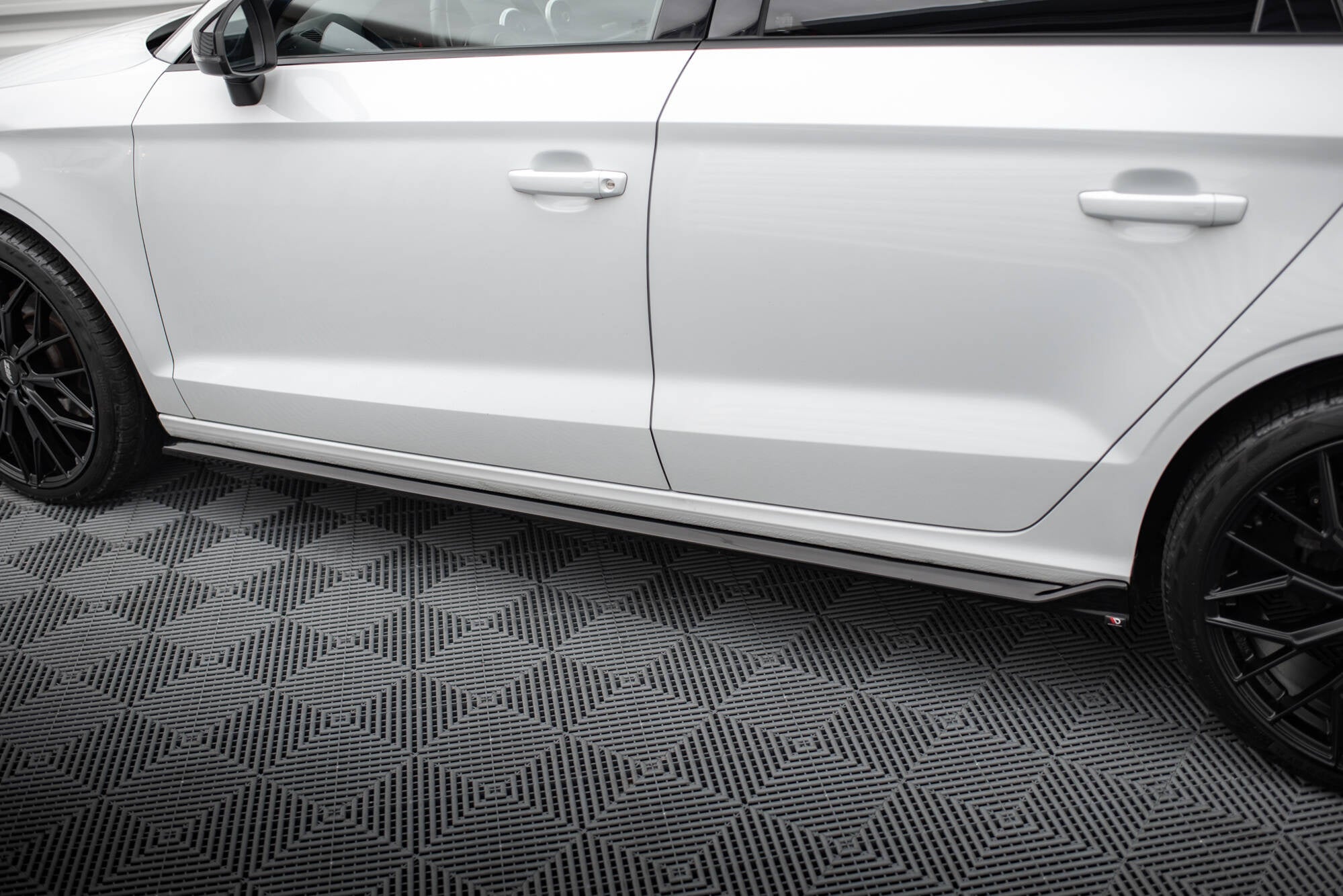 Maxton Design Difusores de taloneras laterales para Audi A3 Sedan 8V - imagen 3
