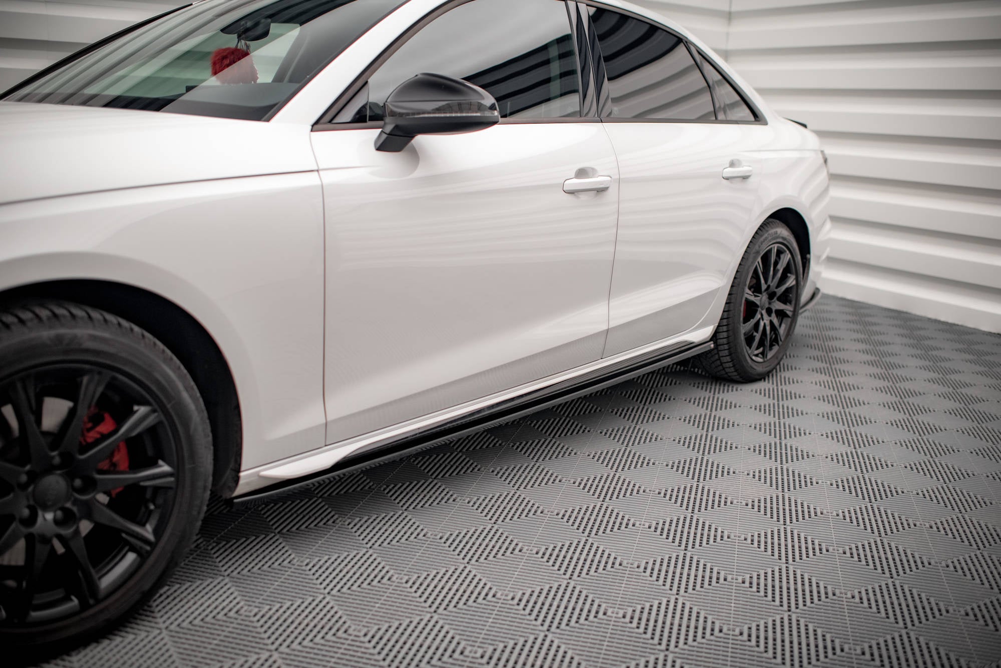 Maxton Design Difusores de taloneras laterales para Audi A4 Sedan / Avant B9 Facelift - imagen 1