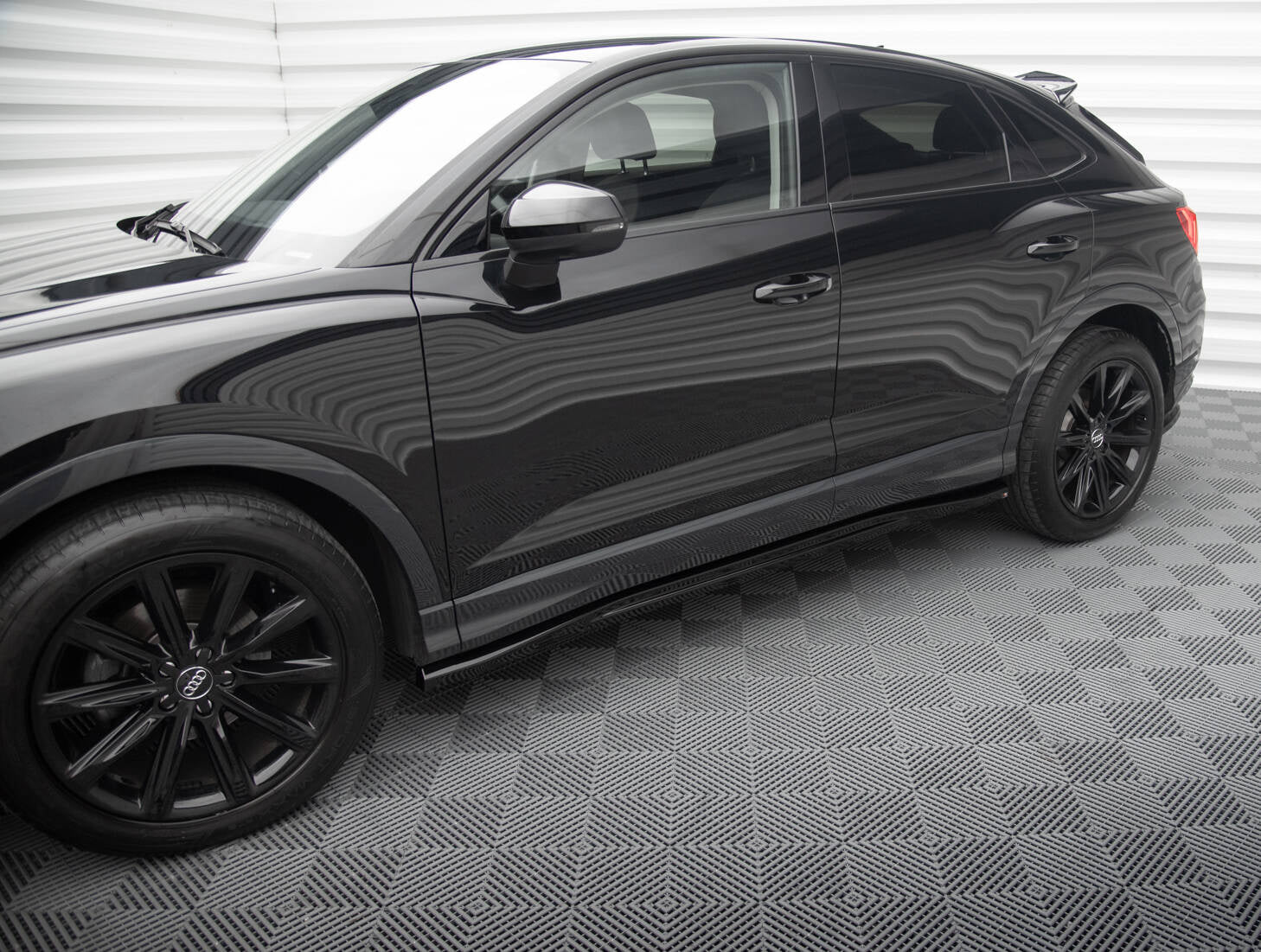 Maxton Design Difusores de taloneras laterales para Audi Q3 Sportback F3 - imagen 1