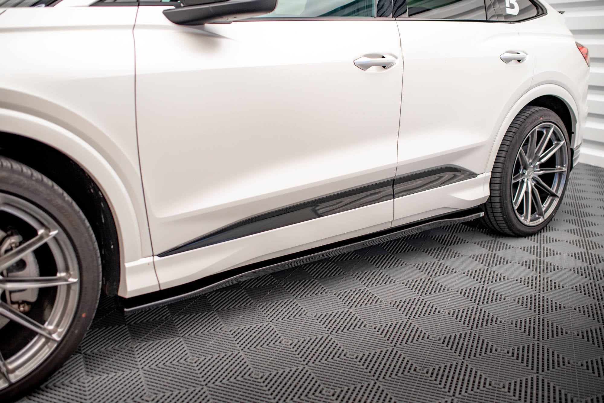 Maxton Design Difusores de taloneras laterales para Audi Q4 e-tron Sportback S-line Mk1 - imagen 1