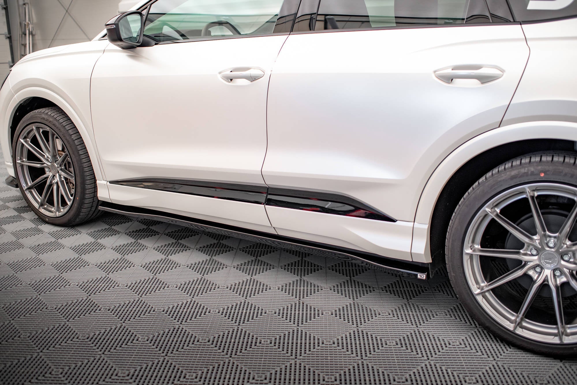 Maxton Design Difusores de taloneras laterales para Audi Q4 e-tron Sportback S-line Mk1 - imagen 3