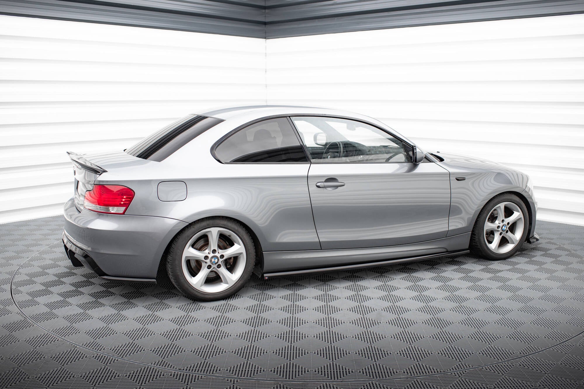 Maxton Design Difusores de taloneras laterales para BMW 1 M-Pack E82 - imagen 2