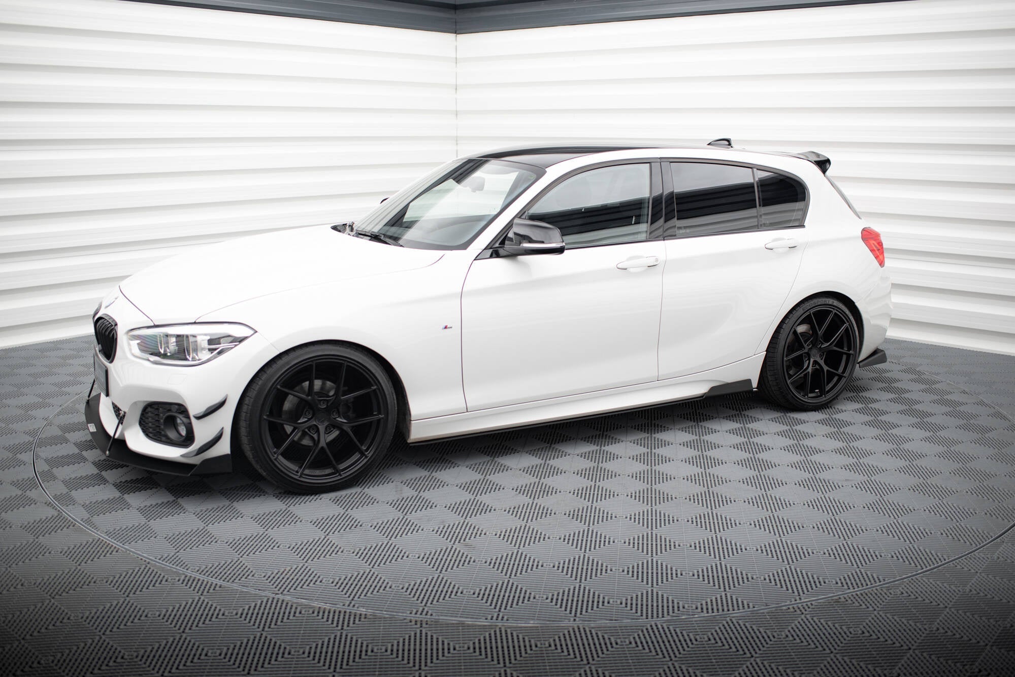 Maxton Design Difusores de taloneras laterales para BMW 1 M135i / M140i / M-Pack F21 - imagen 2