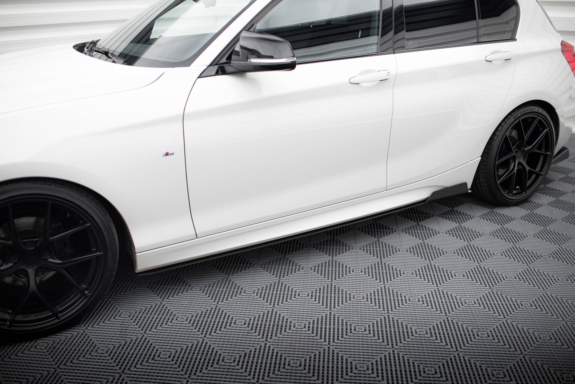 Maxton Design Difusores de taloneras laterales para BMW 1 M135i / M140i / M-Pack F21 - imagen 1