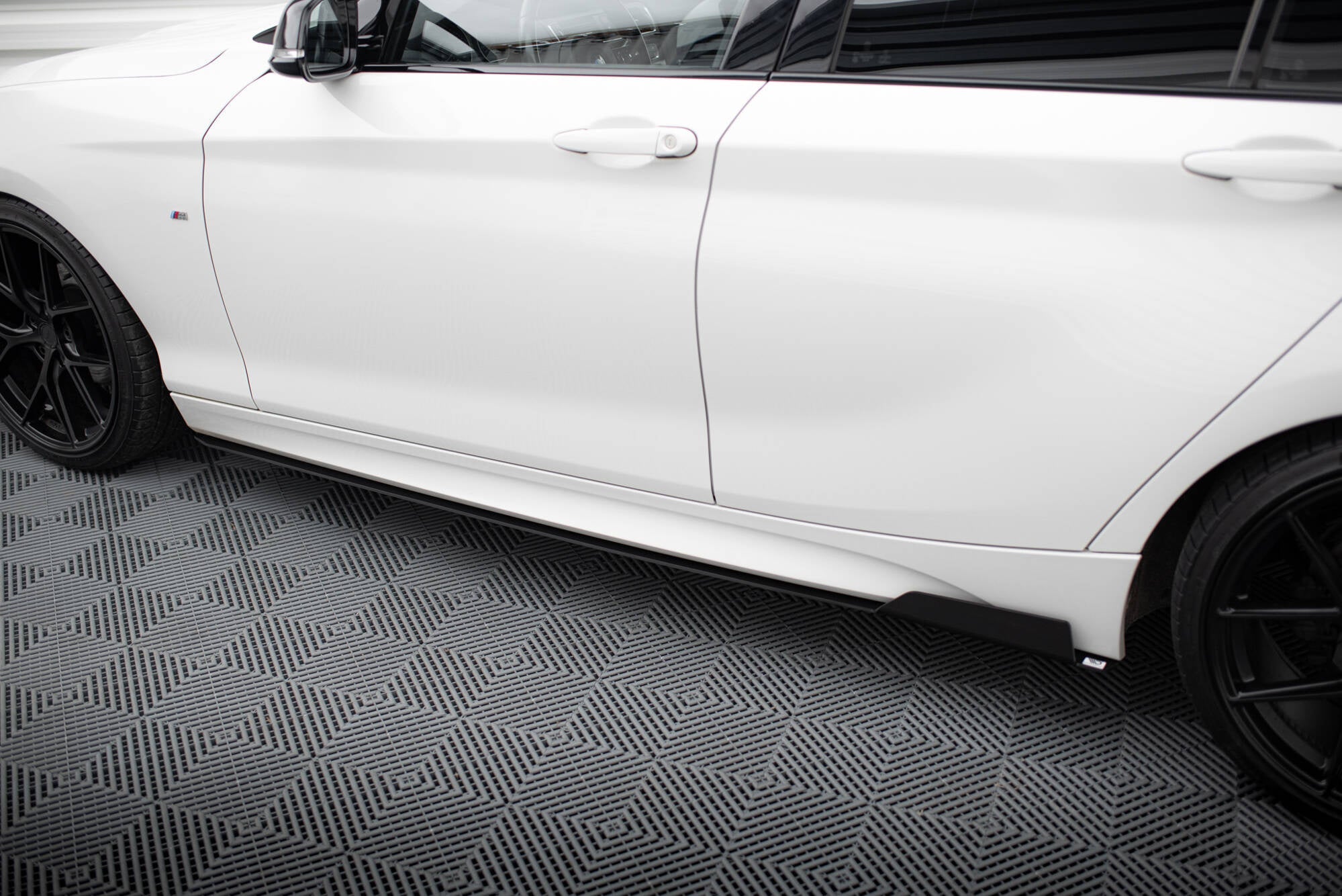 Maxton Design Difusores de taloneras laterales para BMW 1 M135i / M140i / M-Pack F21 - imagen 3