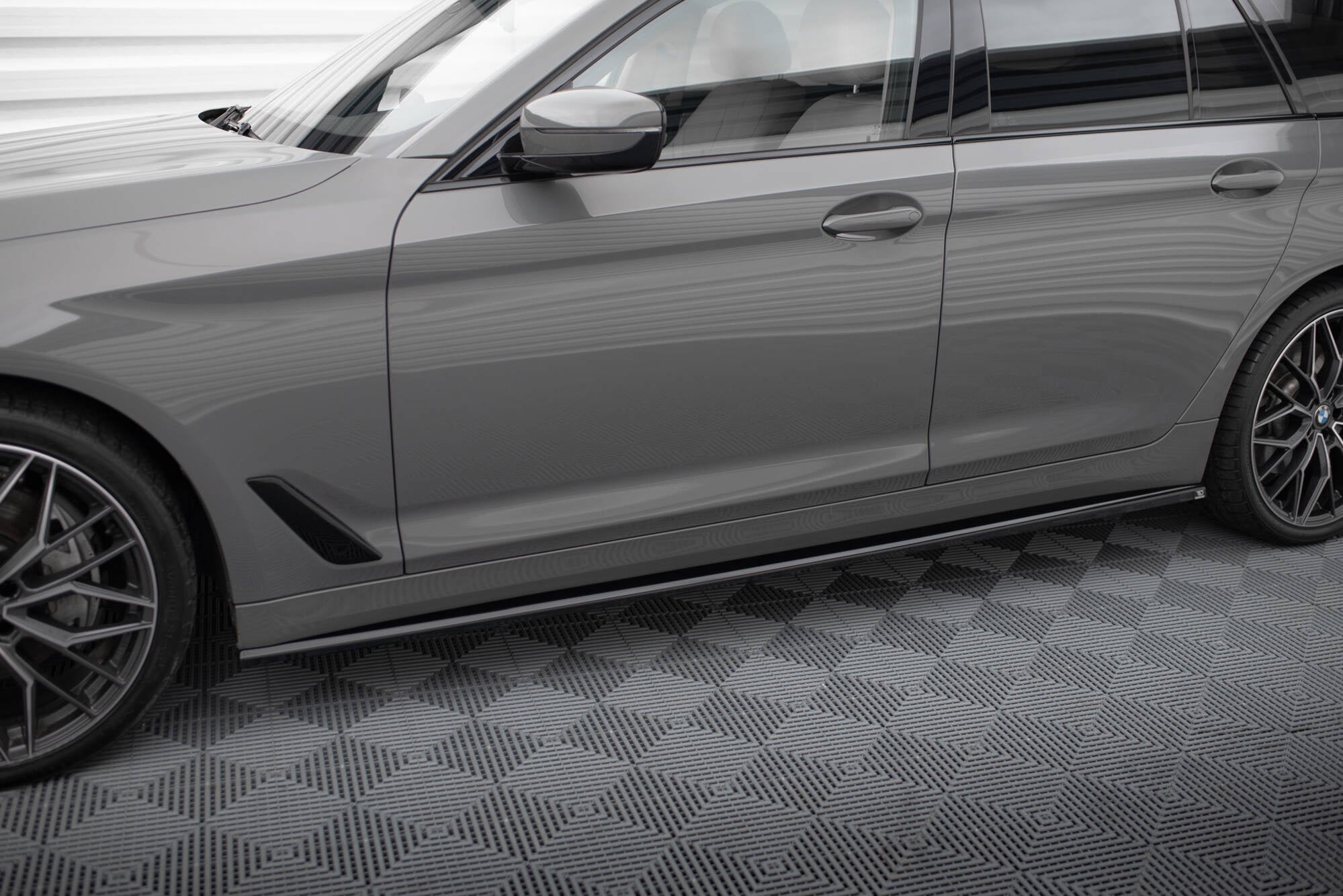Maxton Design Difusores de taloneras laterales para BMW 5 G30 / G31 Facelift - imagen 1
