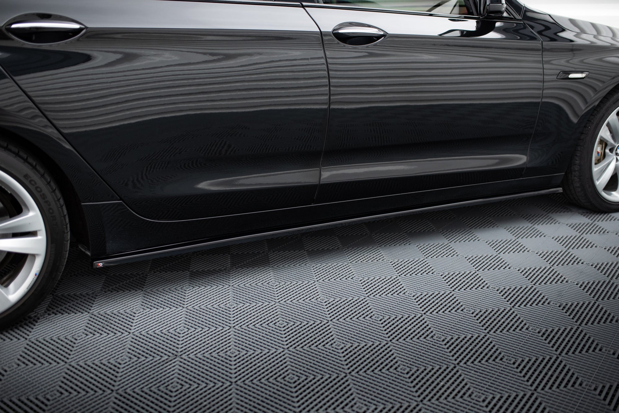 Maxton Design Difusores de taloneras laterales para BMW 5 GT F07 - imagen 3