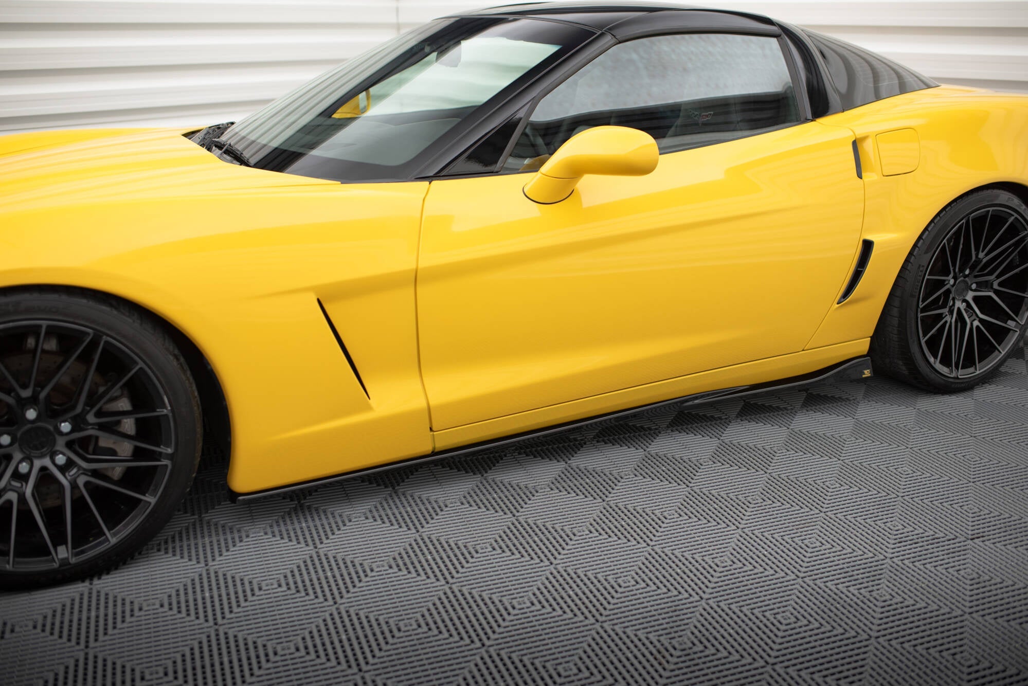 Maxton Design Difusores de taloneras laterales para Chevrolet Corvette C6 - imagen 1