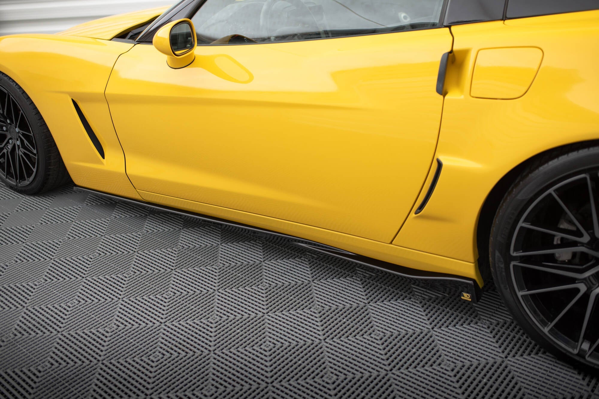 Maxton Design Difusores de taloneras laterales para Chevrolet Corvette C6 - imagen 3