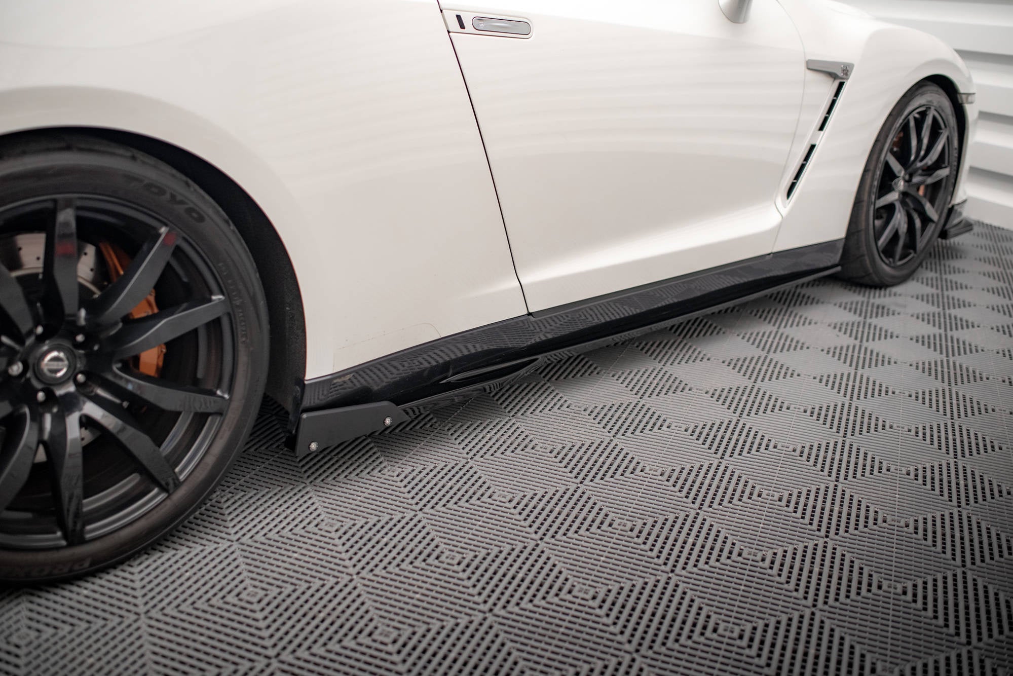 Maxton Design Difusores de taloneras laterales + Flaps para Nissan GTR R35 Facelift - imagen 2